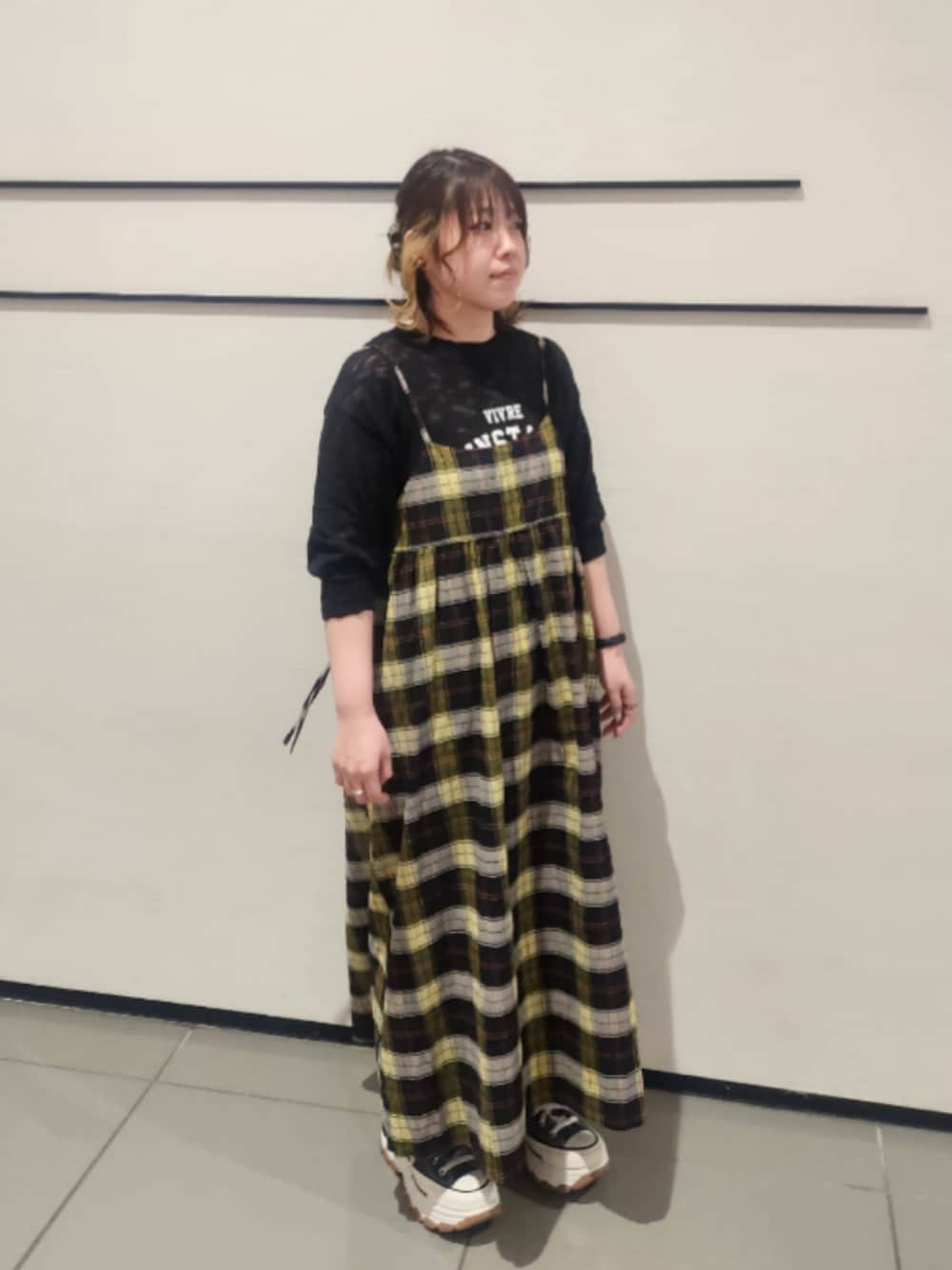 「春めき満開コーデ、チェック柄、チェック、お花見、ワンヒース、キャミワンピ、ロゴT、ロゴニット、ブラック、イエロー、はるコーデ、春コーデ、春夏コーデ」｜「Lugnoncureのチェック柄ギャザーキャミワンピース（ワンピース、イエロー系）」を使った、みかさん（レディース・155cm）の春コーディネートの1枚目の写真