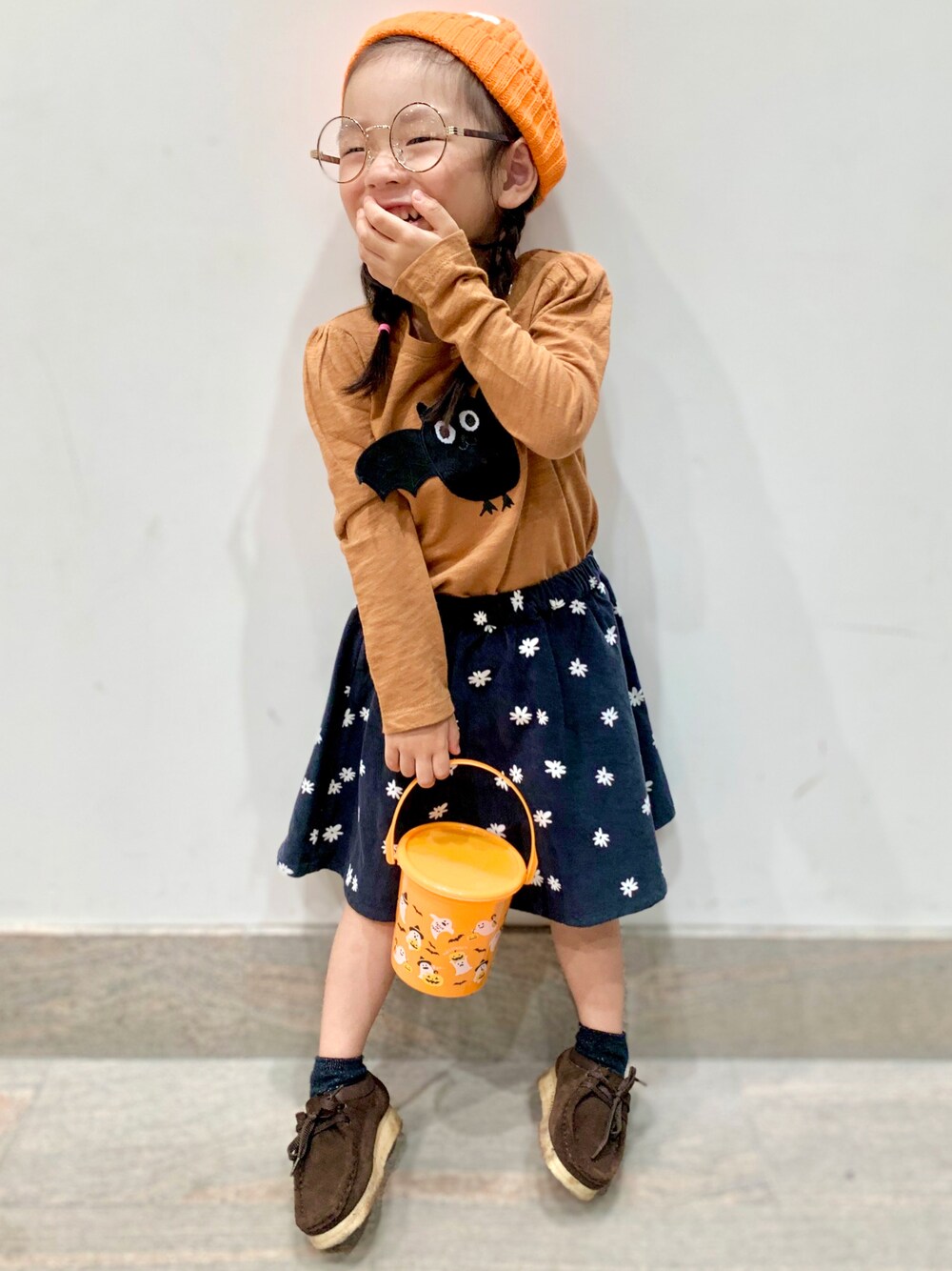 「キッズファッション、シンプルコーデ、カジュアルコーデ、おんなのこ、秋色、めがね、ニット帽、ハロウィン、ロンT、おんなのこコーデ」｜「GAPのグラフィック ニットキャップ（ニットキャップ/ビーニー、オレンジ系）」を使った、ゆずりつみなさん（キッズ・100cm）の秋コーディネートの1枚目の写真