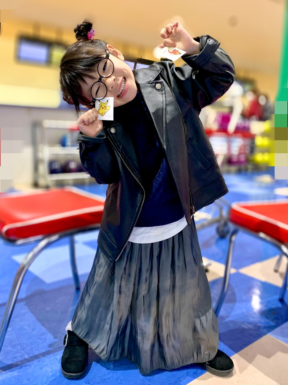「きれいめカジュアル、ほめられ本命コーデ、ニット、5歳、スカート、カジュアルコーデ、むすめ服、キッズコーデ、キッズファッション、キッズ、キッスコーデ、女の子、女の子コーデ、レザージャケット、おしゃれさんと繋がりたい」｜「GLOBAL WORKの【キッズ】ソフトタッチケーブルニット/838773（ニット/セーター、ブルー系）」を使った、ゆずりつみなさん（キッズ・120cm）の冬コーディネートの1枚目の写真