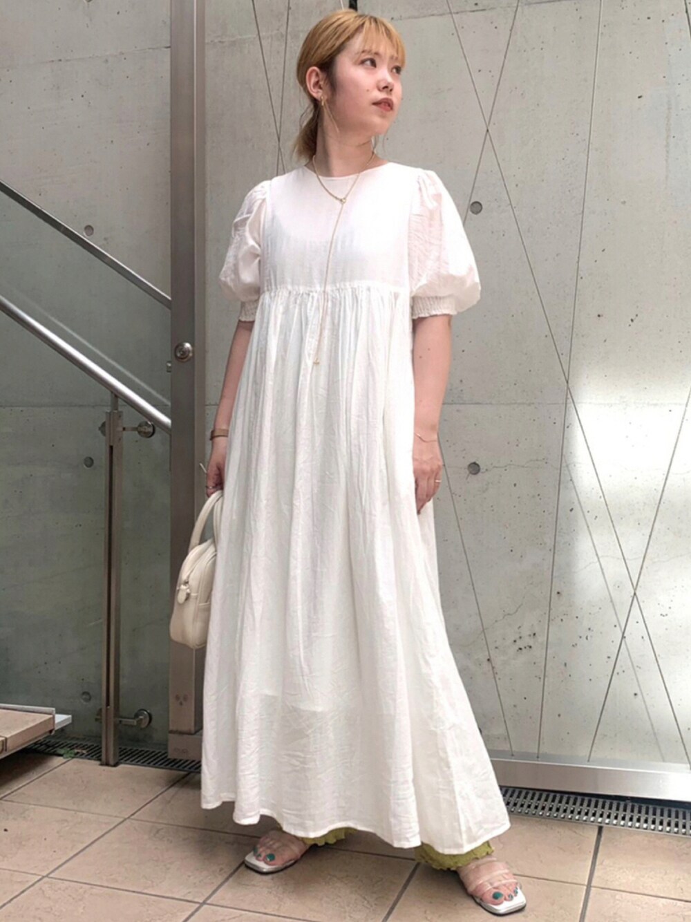 「夏コーデ、クリアサンダル、ロングワンピース、シンプル、初夏コーデ、大人女子、オトナカジュアル、サンダル、ASKNOWASPINKY、アズノゥアズピンキー」｜「AS KNOW AS PINKYのバック見せ大胆ギャザワンピース（ワンピース、ホワイト系）」を使った、yukinoさん（レディース・157cm）の夏コーディネートの1枚目の写真