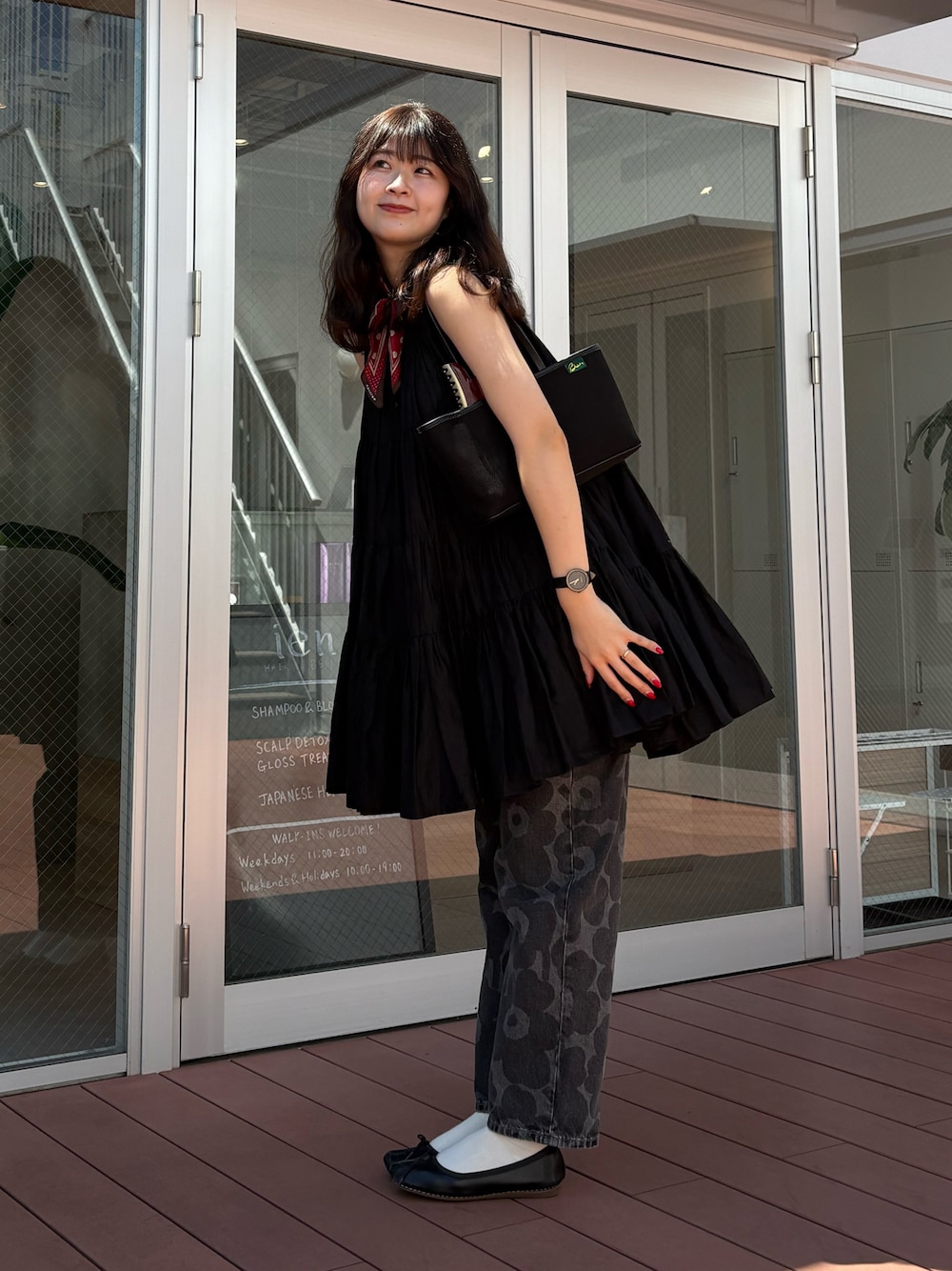 ブラック系のバレエシューズ、グレー系のデニムパンツ、ブラック系のワンピースを着用したレディースの夏コーディネートの1枚目の写真