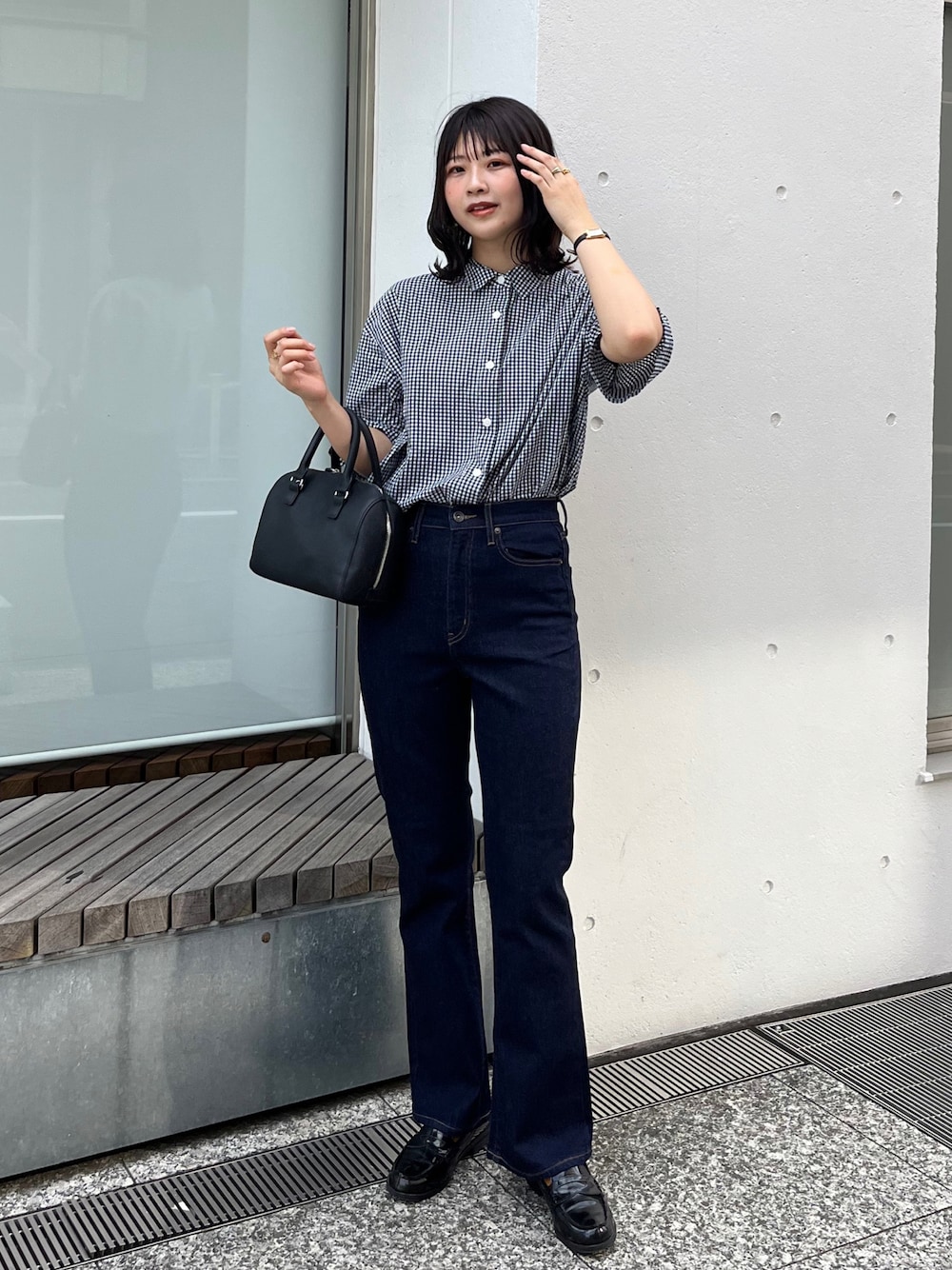 「ユニクロ、ハイウエストパンツ、ハイウエスト、シンプル、シャツスタイル、シャツコーデ、プチプラ、大人かわいい、夏コーデ、骨格ストレート、デニム、デニムパンツ、チェック、休日コーデ、ハンドバッグ」｜「UNIQLOのアイテム（デニムパンツ、ブルー系）」を使った、おはなさん（レディース・168cm）の夏コーディネートの1枚目の写真