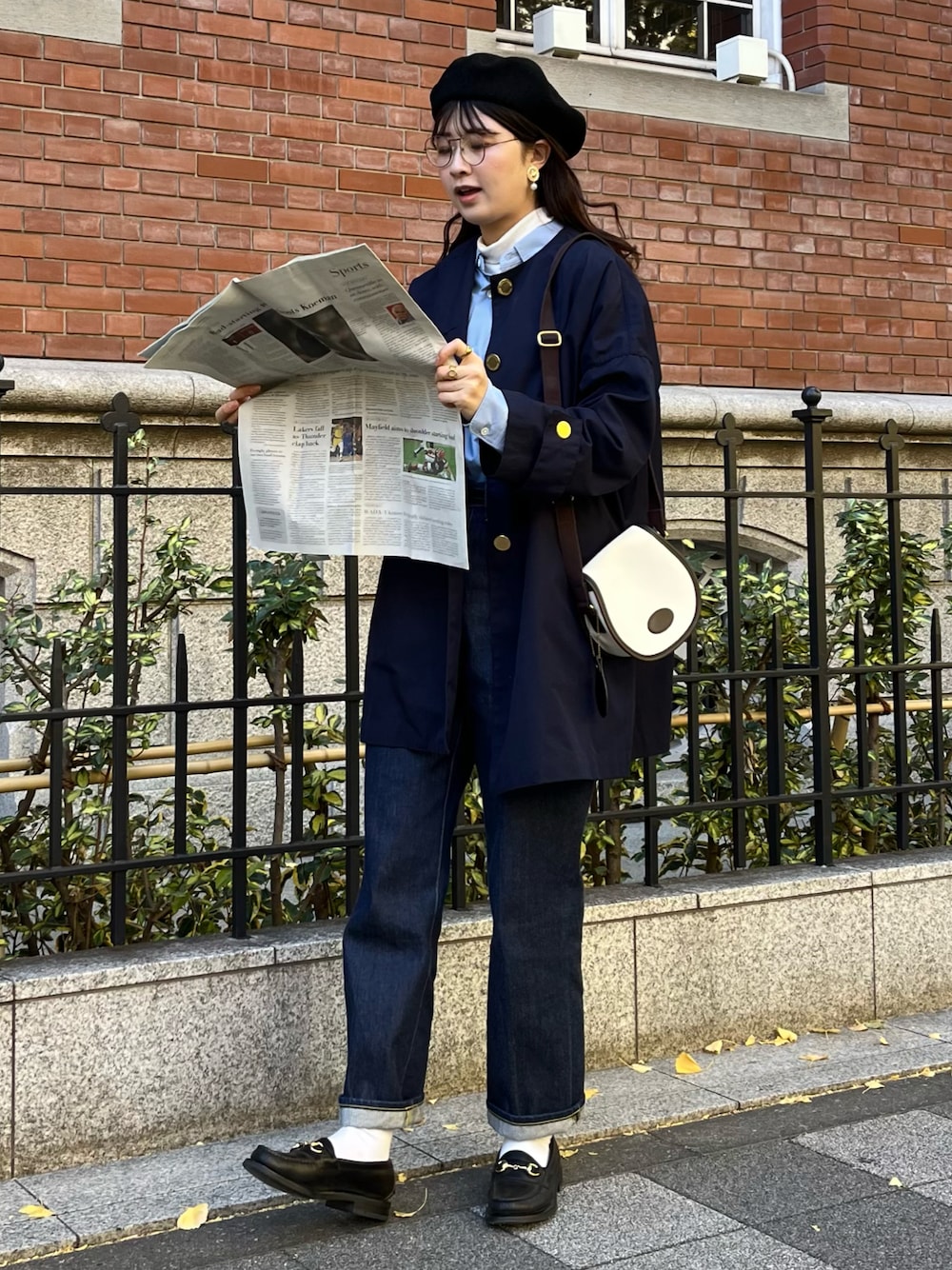 「クリスマスに着たい服、ベレー帽、メガネ女子、めがね、ローファー、冬のコーデ、デニムパンツ、大人かわいい、ショルダーバッグ、ロンドンガール、FUDGE、トラッド、パンツコーデ、コート、骨格ストレート」｜「REGAL Shoe & Co.のリーガルシューアンドカンパニー 977S ビットローファー（ローファー、ブラック系）」を使った、おはなさん（レディース・168cm）の冬コーディネートの1枚目の写真