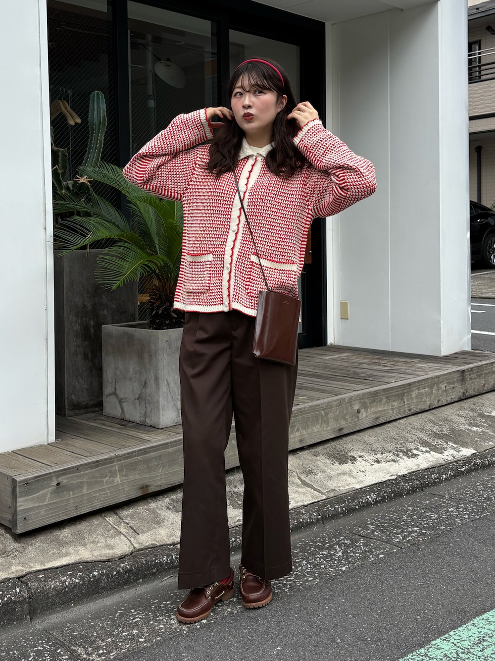 ブラウン系のその他パンツ、ブラウン系のモカシン/デッキシューズ、ブラウン系のショルダーバッグを着用したレディースの夏コーディネートの1枚目の写真