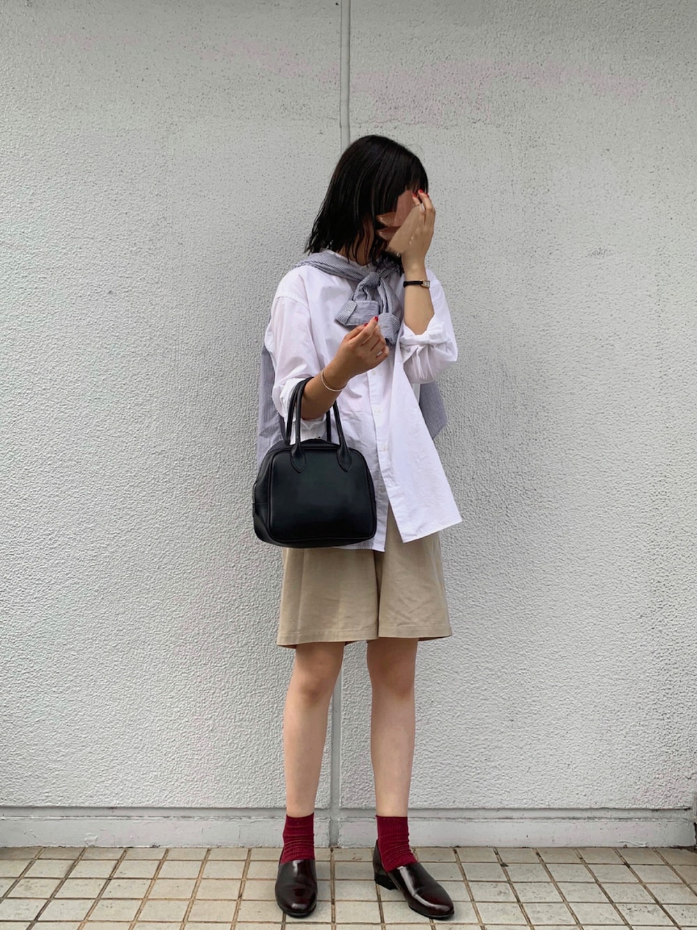 ホワイト系のシャツ/ブラウス、ブルー系のシャツ/ブラウス、ベージュ系のその他パンツを着用したレディースの夏コーディネートの1枚目の写真