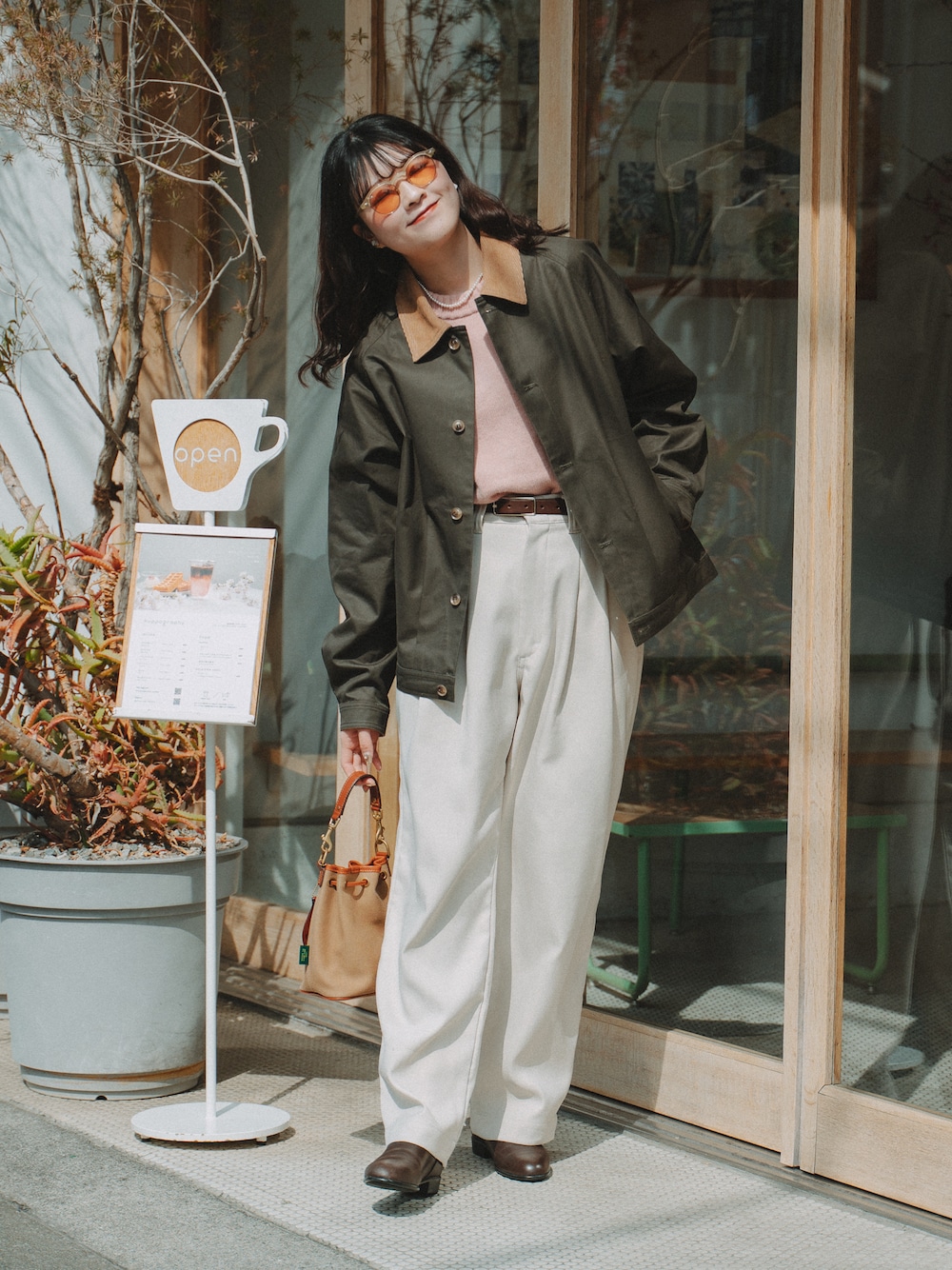 ホワイト系のその他パンツ、ブラウン系のドレスシューズ、ピンク系のニット/セーターを着用したレディースの春コーディネートの1枚目の写真