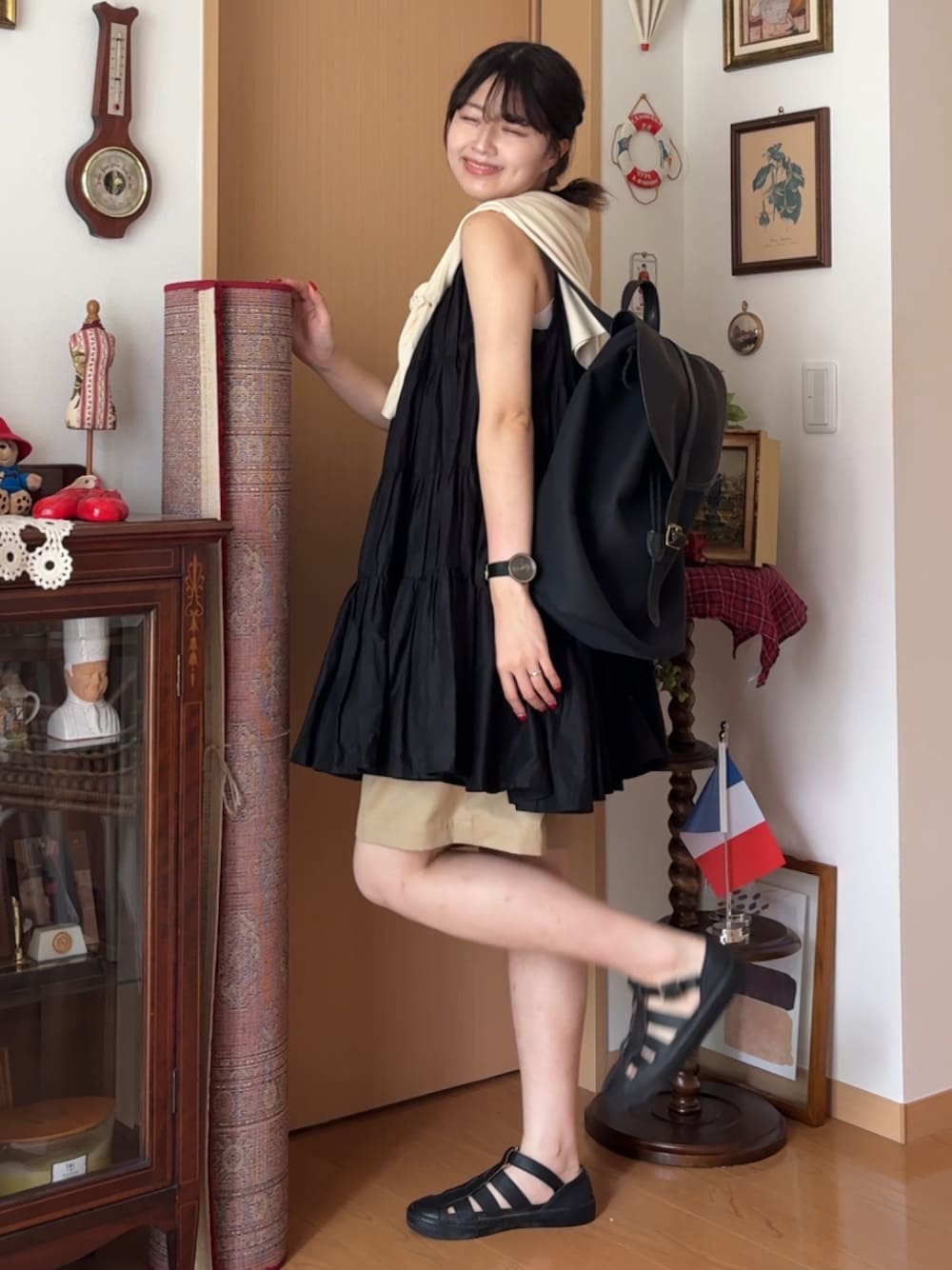 ブラック系のサンダル、ベージュ系のチノパンツ、ブラック系のワンピースを着用したレディースの夏コーディネートの1枚目の写真