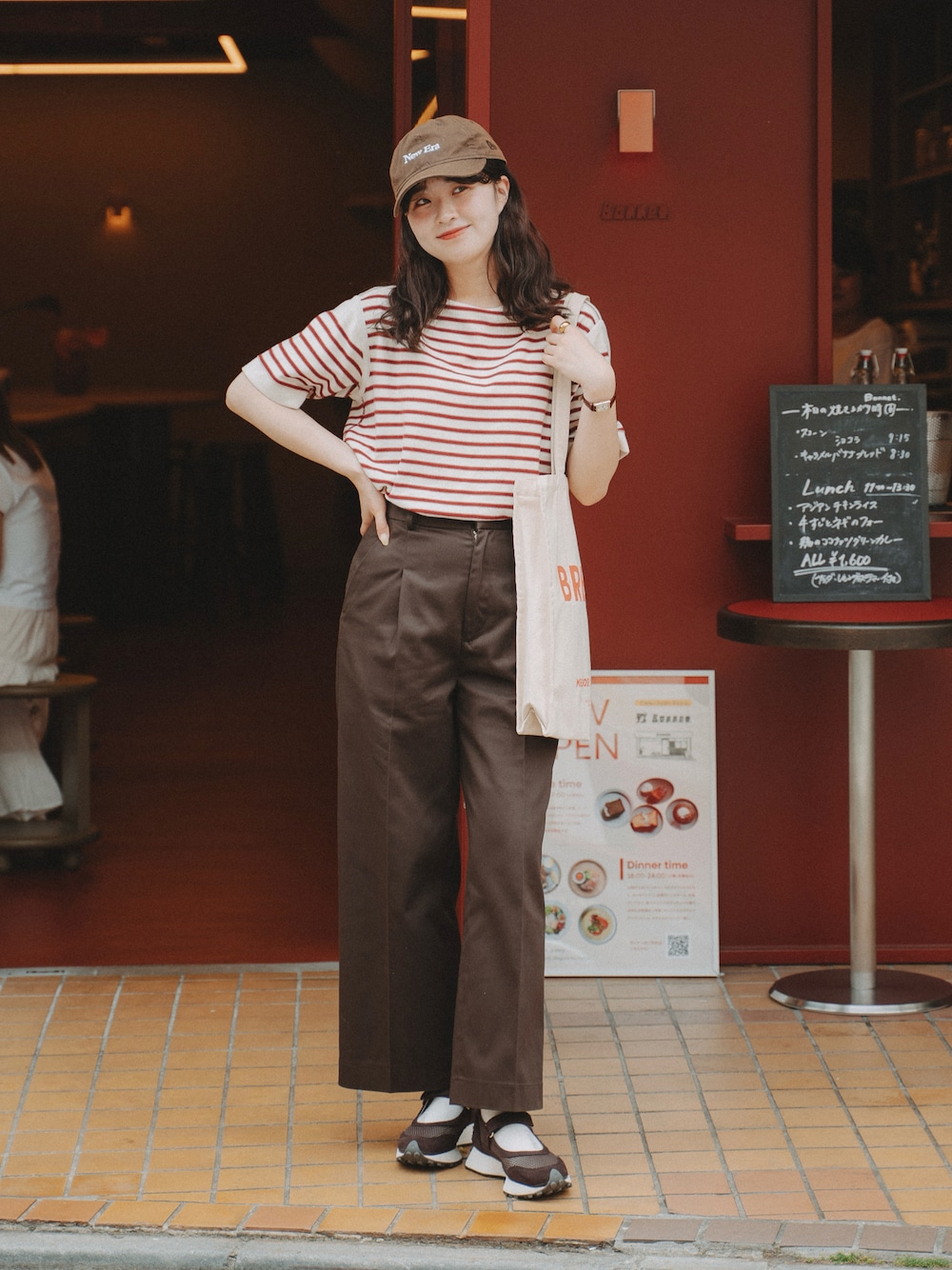 ブラウン系のその他パンツ、ブラウン系のスニーカー、その他のトップスを着用したレディースの春コーディネートの1枚目の写真