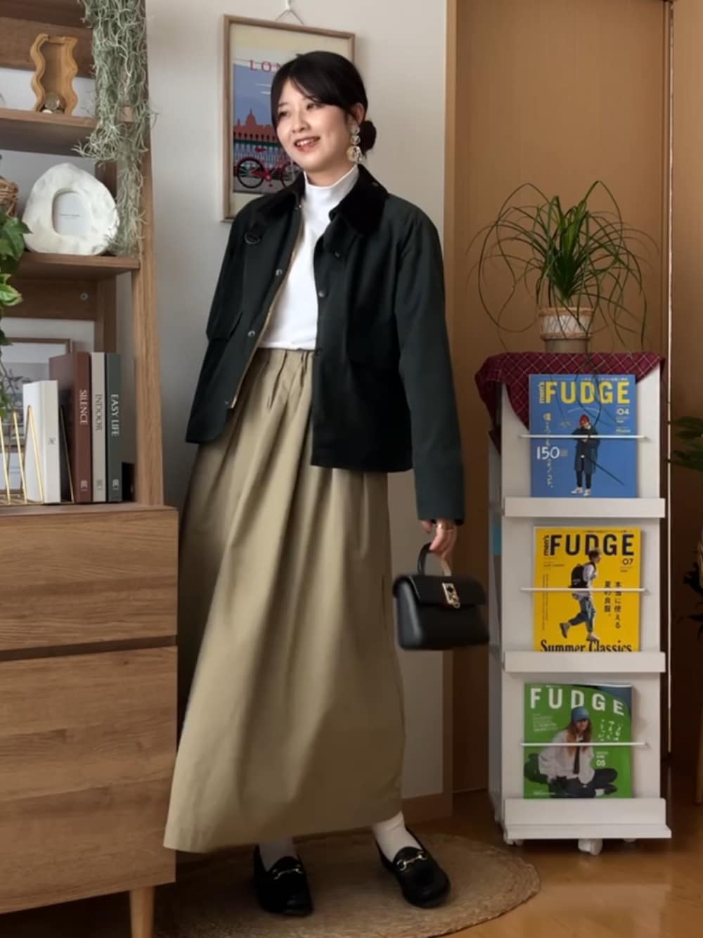 「秋っぽコーデ更新中、ジャケットスタイル、大人コーデ、バブアー、barbour、秋カラー、ロングスカート、ハンドバッグ、ジャケット、カジュアルコーデ、秋先取りコーデ、ローファー、休日スタイル、シンプルスタイル、ハイネック」｜「UNIVERSAL OVERALLのワークスカート / フレアスカート / WORKERS SKIRT（スカート、ベージュ系）」を使った、おはなさん（レディース・168cm）の秋コーディネートの1枚目の写真