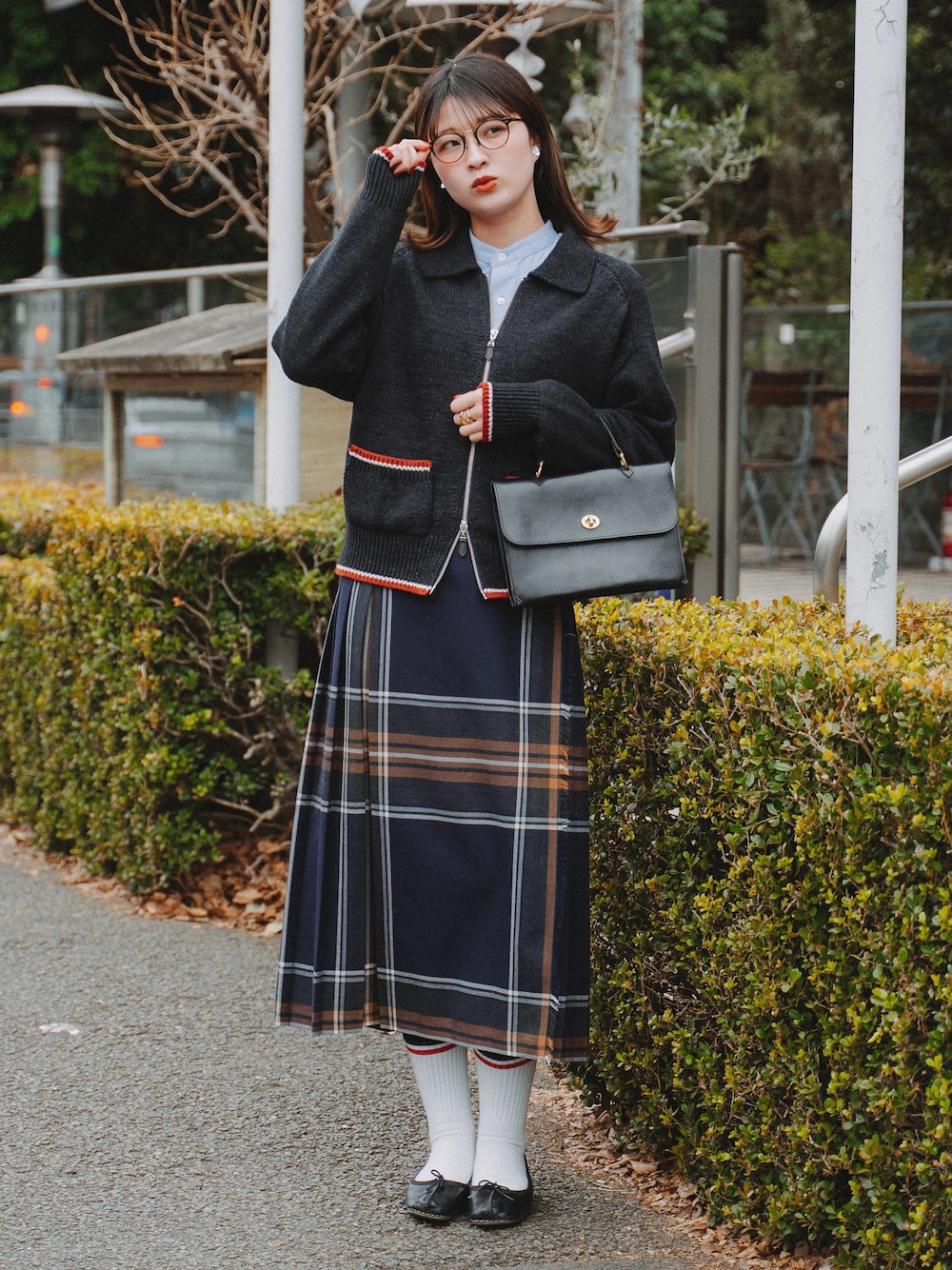 ブルー系のスカート、ブラック系のショルダーバッグ、ブラック系のバレエシューズを着用したレディースの冬コーディネートの1枚目の写真