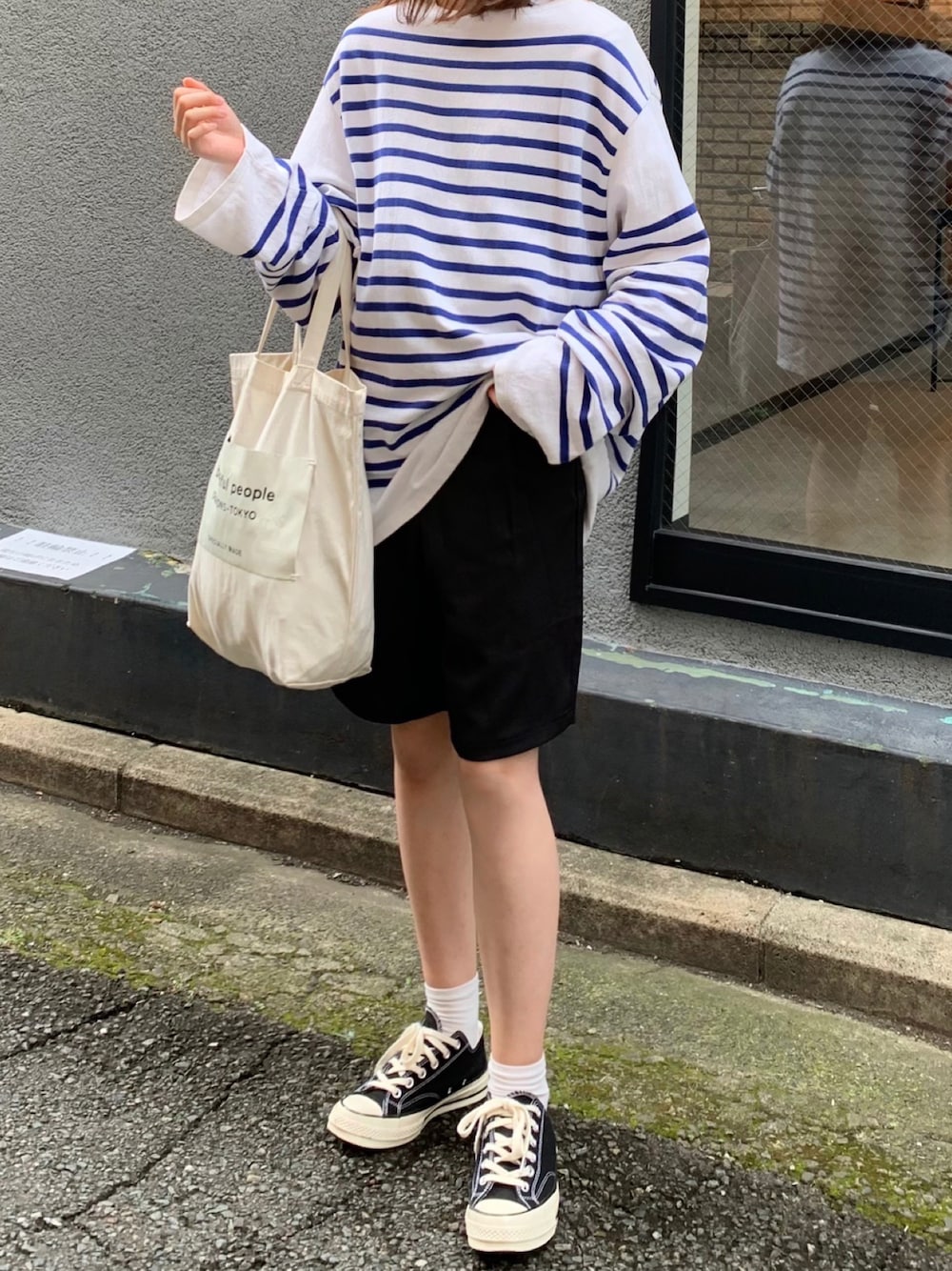 ブルー系のTシャツ/カットソー、ブラック系のスラックス、その他のその他を着用したレディースの秋コーディネートの1枚目の写真