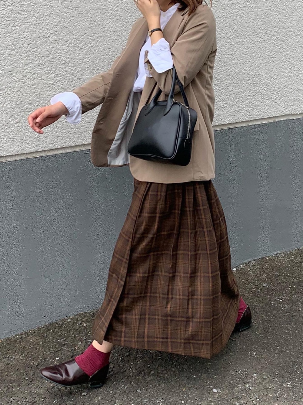 ブラウン系のスカート、ブラウン系のテーラードジャケット、ブラウン系のドレスシューズを着用したレディースの秋コーディネートの1枚目の写真