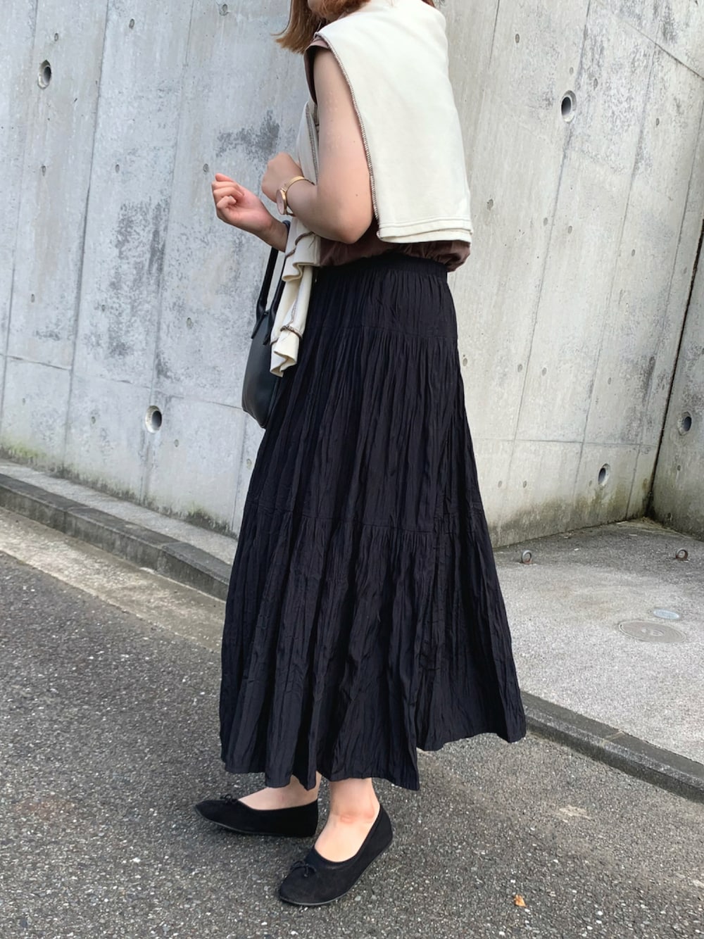 ブラック系のスカート、ブラック系のバレエシューズ、ブラック系のトートバッグを着用したレディースの夏コーディネートの1枚目の写真