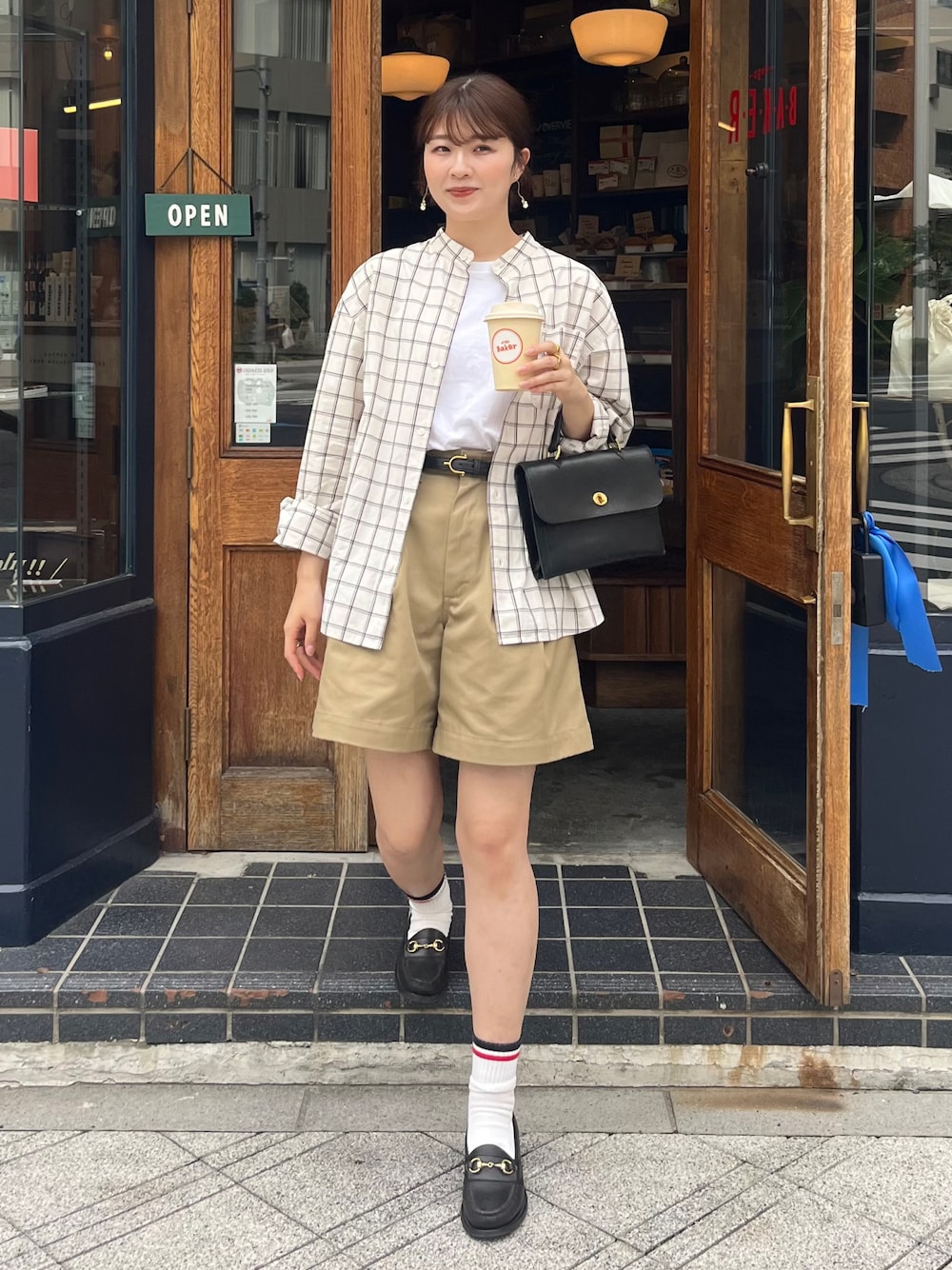 ベージュ系のその他パンツ、ホワイト系のTシャツ/カットソー、ブラック系のローファーを着用したレディースの夏コーディネートの1枚目の写真