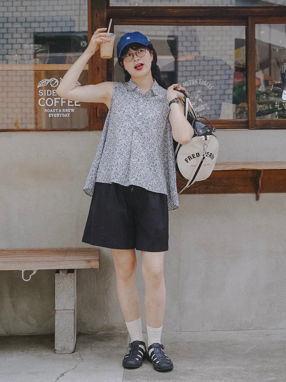 ブラック系のその他パンツ、ブラック系のサンダル、ブラック系のドラムバッグを着用したレディースの夏コーディネートの1枚目の写真