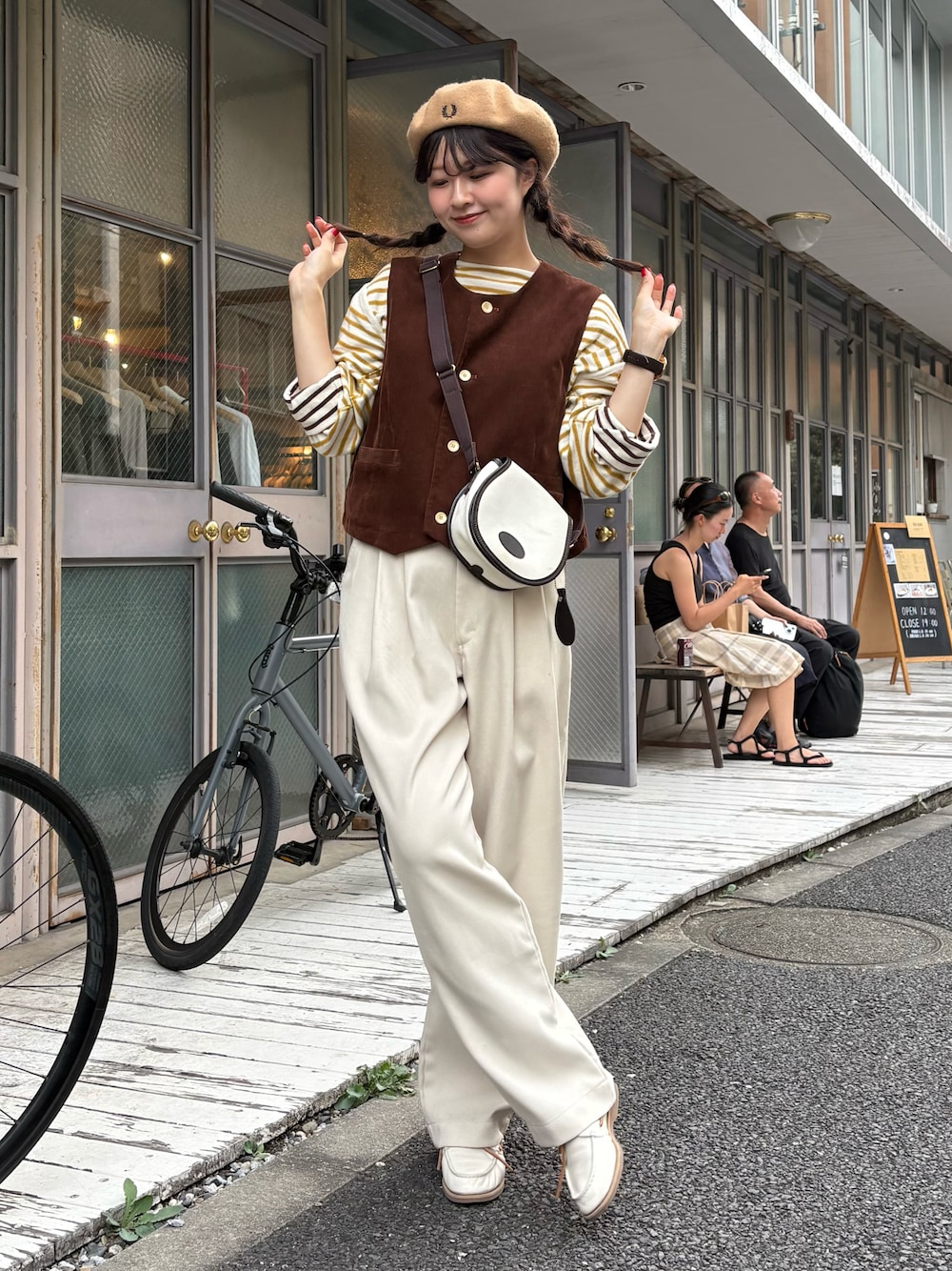 ホワイト系のその他パンツ、ホワイト系のモカシン/デッキシューズ、ホワイト系のショルダーバッグを着用したレディースの夏コーディネートの1枚目の写真