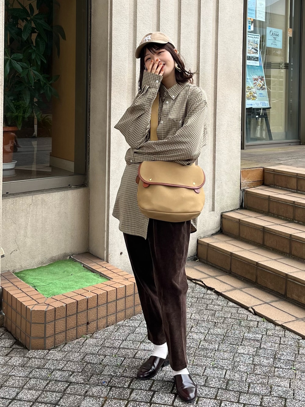 ブラウン系のドレスシューズ、ベージュ系のショルダーバッグ、ベージュ系のシャツ/ブラウスを着用したレディースの秋コーディネートの1枚目の写真