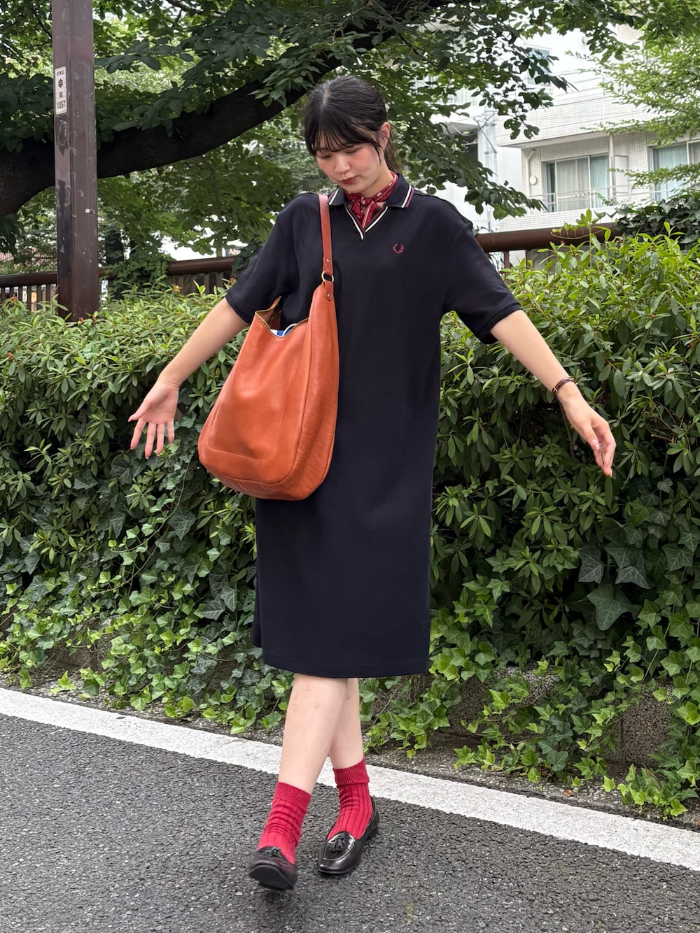 ブラウン系のローファー、ブルー系のワンピース、レッド系のバンダナ/スカーフを着用したレディースの夏コーディネートの1枚目の写真