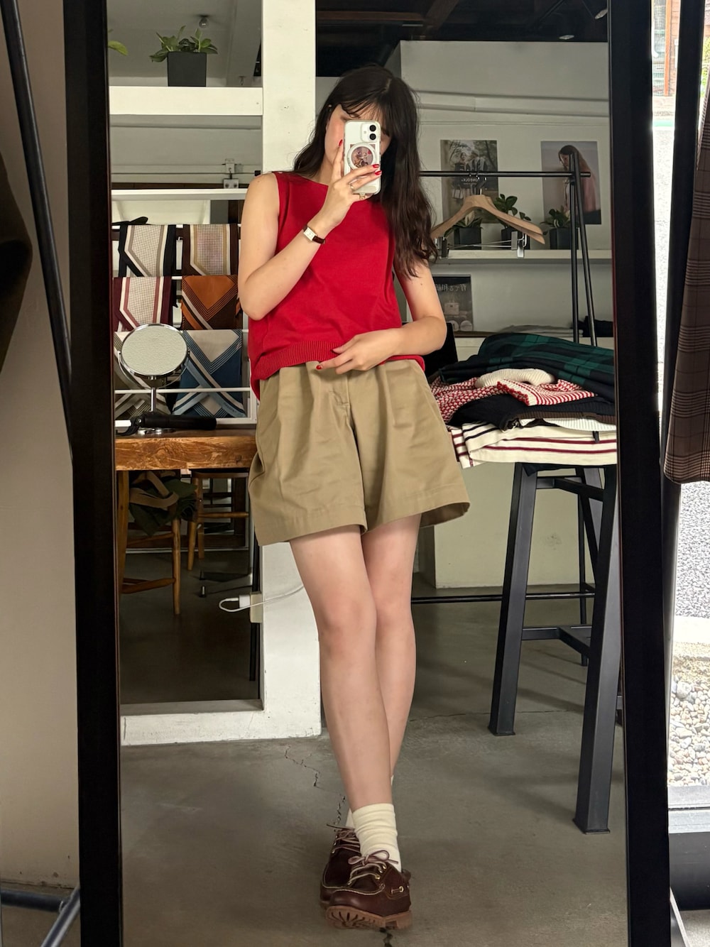 ブラウン系のモカシン/デッキシューズ、ベージュ系のその他パンツ、レッド系のベストを着用したレディースの夏コーディネートの1枚目の写真