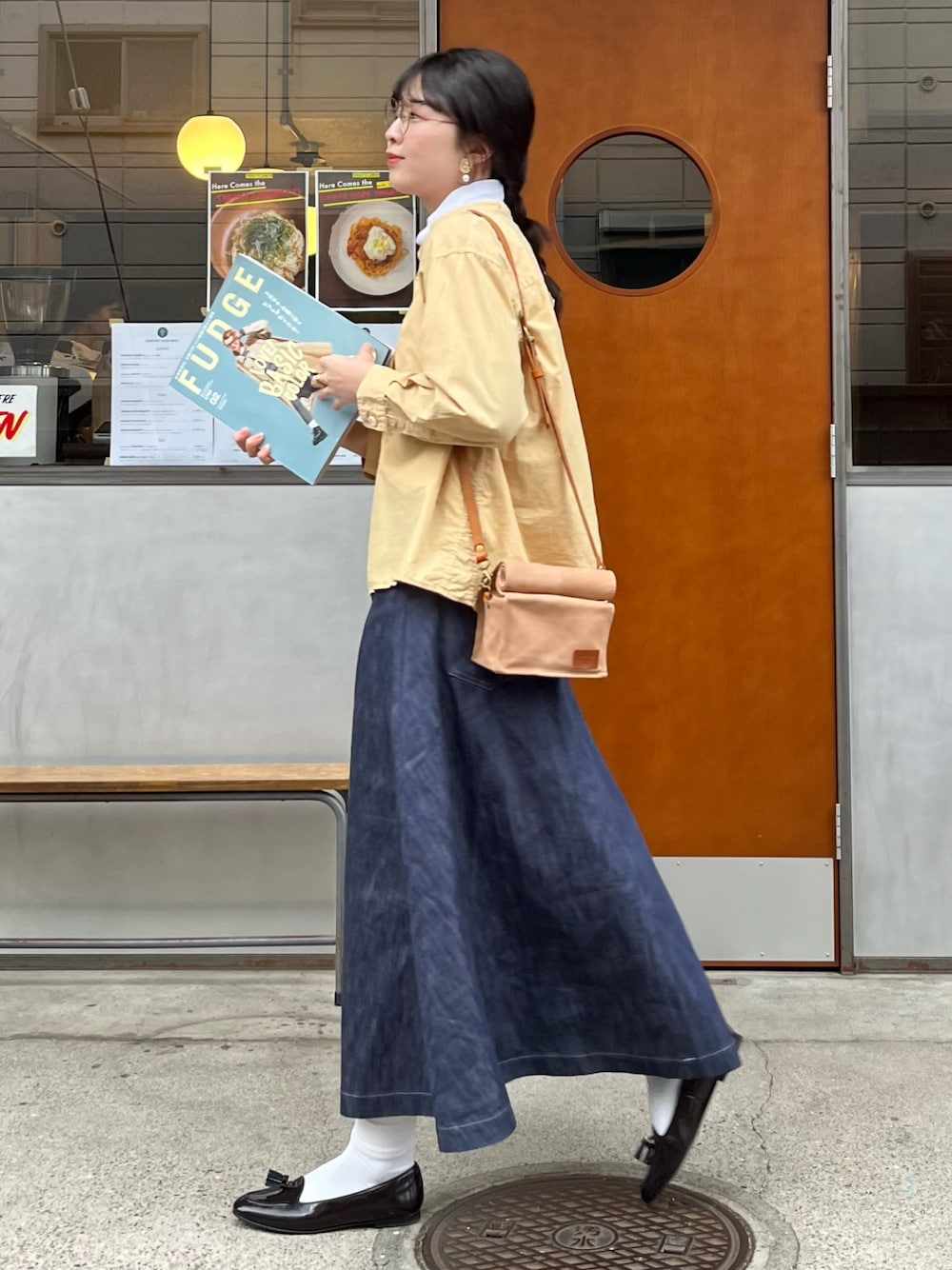 ブルー系のスカート、ブラック系のバレエシューズ、ベージュ系のショルダーバッグを着用したレディースの冬コーディネートの1枚目の写真