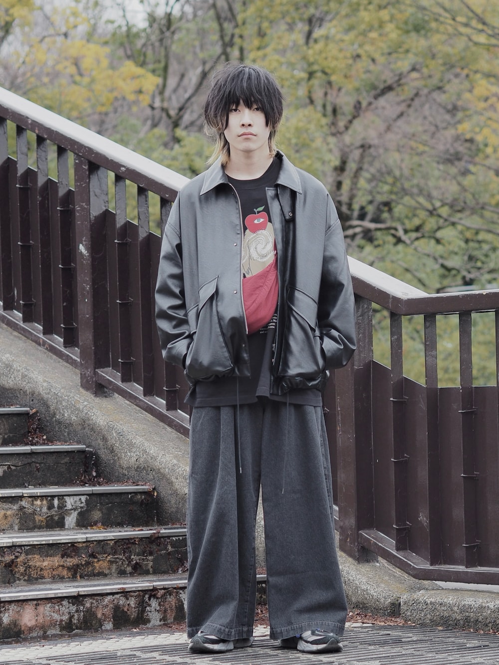 ブルー系のデニムパンツ、ブラック系のブルゾン、ブラック系のシャツ/ブラウスを着用したメンズの春コーディネートの1枚目の写真