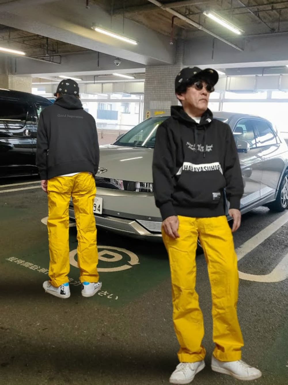 「白スニーカー、カジュアルコーデ、休日スタイル、車、ドライブ、パーカー、黒パーカー、プリントパーカー、カラーパンツ、イエロー、ブラック×イエロー、キャップ、春コーデ、シンプルコーデ、相互フォロー」｜「GUのアイテム（パーカー、ブラック系）」を使った、msg1961さん（メンズ・170cm）の春コーディネートの1枚目の写真