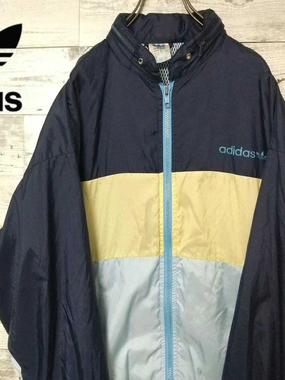 「レースアップシューズ、adidas、トラックジャケット、ナイロンジャケット、プリントT、バンドT、デニム、デニムパンツ、ダメージデニムパンツ、ストリート、スポーツミックス、ハット、ダービーハット、車、春コーデ」｜「adidasのアイテム（ナイロンジャケット、ブルー系）」を使った、msg1961さん（メンズ・170cm）の春コーディネートの3枚目の写真