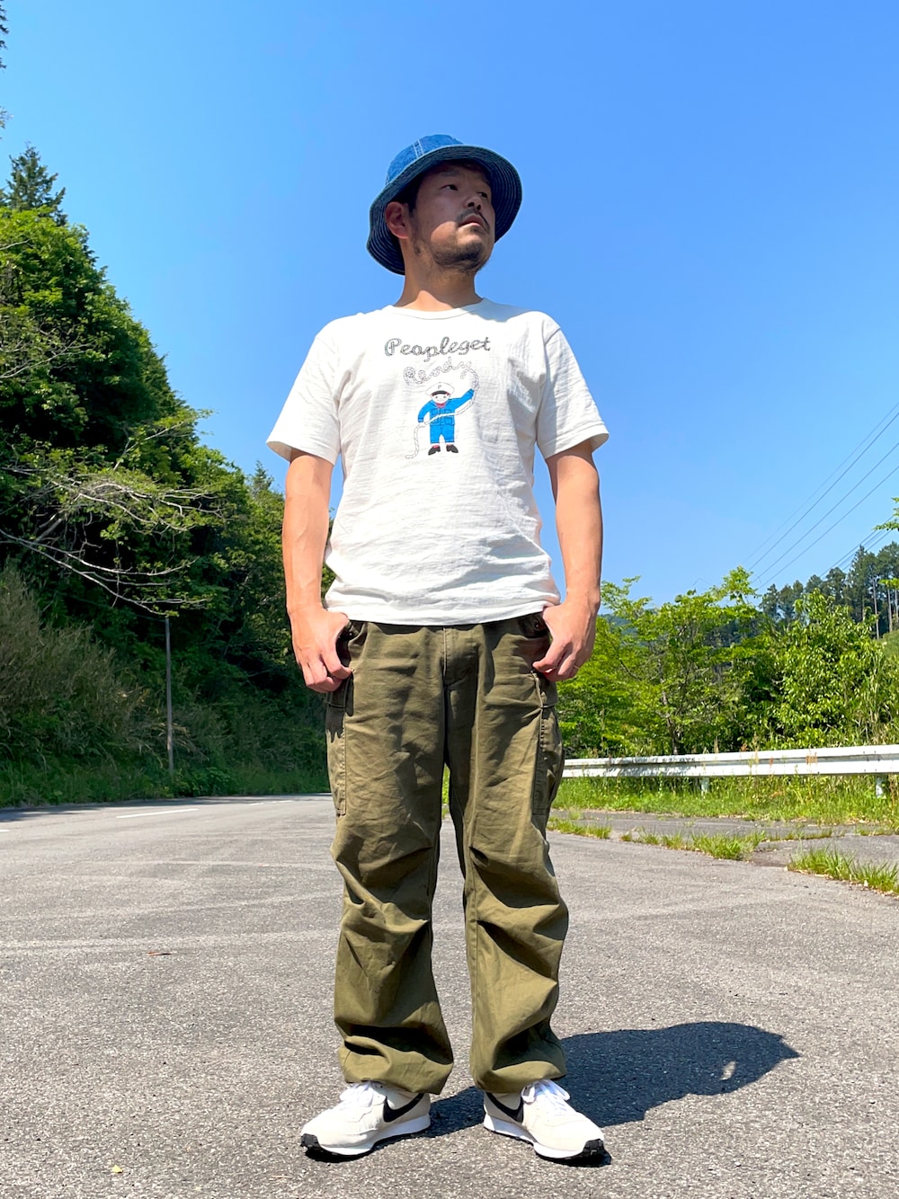 「アメカジ、バケットハット、軍パン、スニーカー」｜「Pherrow'sのアイテム（ハット、ブルー系）」を使った、aliasremix0210さん（メンズ・175cm）の春コーディネートの1枚目の写真
