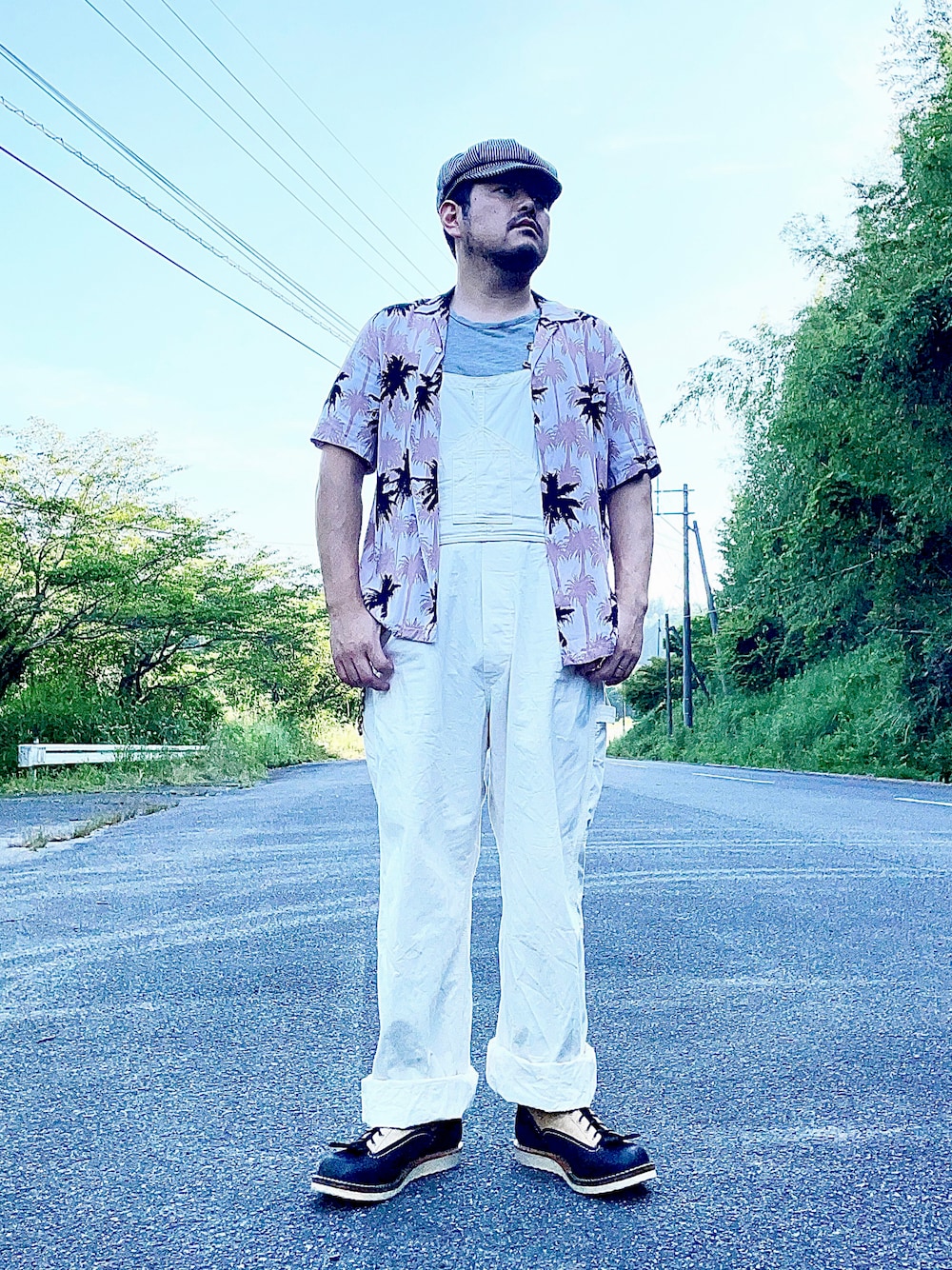 「アメカジ、オーバーオール、キャスケット、アロハシャツ、ブーツ」｜「AZUL by moussyのPALM TREE ALOHA SHIRT/パームツリーアロハシャツ（シャツ/ブラウス、ピンク系）」を使った、aliasremix0210さん（メンズ・175cm）の夏コーディネートの1枚目の写真