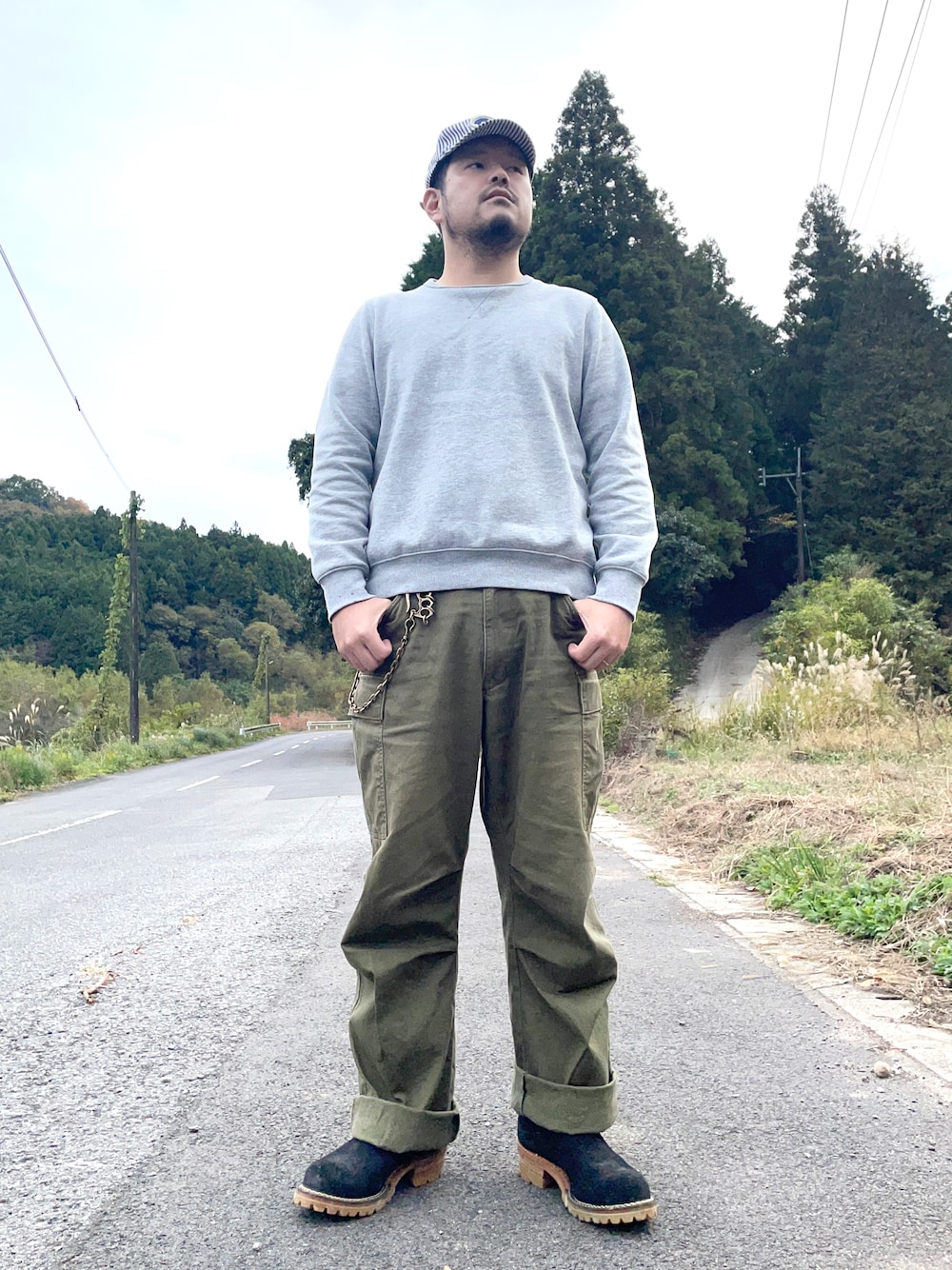 「アメカジ、スウェット、カーゴパンツ、エンジニアブーツ、ウエスコ」｜「GUのアイテム（スウェット、グレー系）」を使った、aliasremix0210さん（メンズ・175cm）の秋コーディネートの1枚目の写真