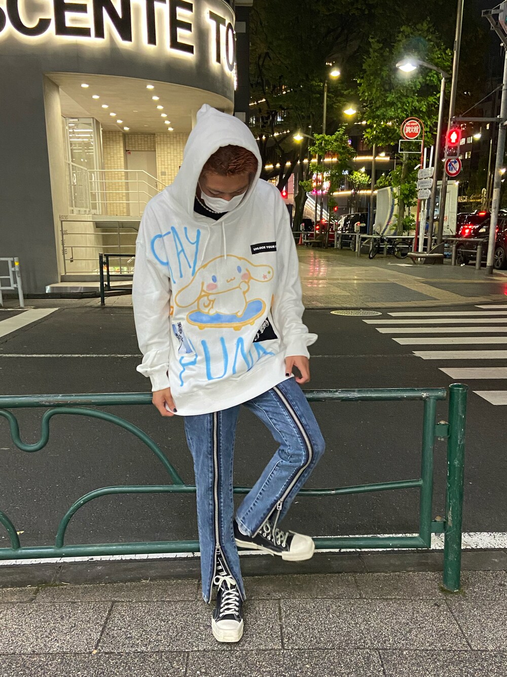 「ROYAL FLASH、GUERNIKA、JOHN LAWRENCE SULLIVAN、ストリート、オーバーサイズ、ビックシルエット、パーカー、デニム、デニムパンツ、ラフ、きれいめカジュアル」｜「JOHN LAWRENCE SULLIVANのアイテム（デニムパンツ、その他）」を使った、ゆうきさん（メンズ・174cm）の秋コーディネートの1枚目の写真