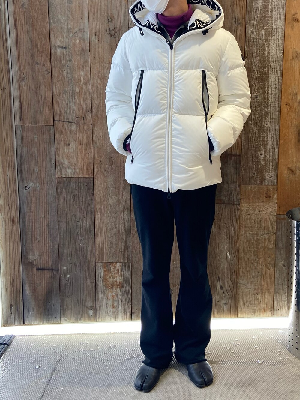 「MONCLER、BED J.W FORD、Maison Margiela、フレアパンツ、ダウンジャケット、キレイめ、ビッグシルエット、冬コーデ、今日のコーデ、秋冬コーデ、きれいめカジュアル、足袋ブーツ、ROYAL FLASH」｜「BED J.W. FORDのアイテム（パンツ、ブラック系）」を使った、ゆうきさん（メンズ・174cm）の冬コーディネートの1枚目の写真