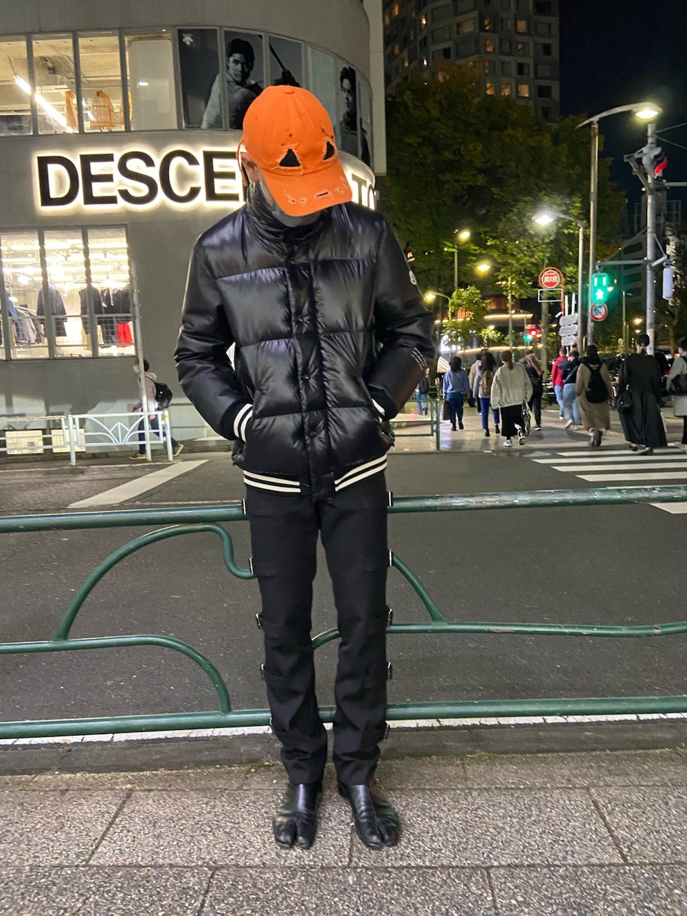 「MONCLER、MONCLER FRAGMENT、ROYAL FLASH」｜「MONCLERのアイテム（ジャケット/アウター、ブラック系）」を使った、ゆうきさん（メンズ・174cm）の秋コーディネートの1枚目の写真