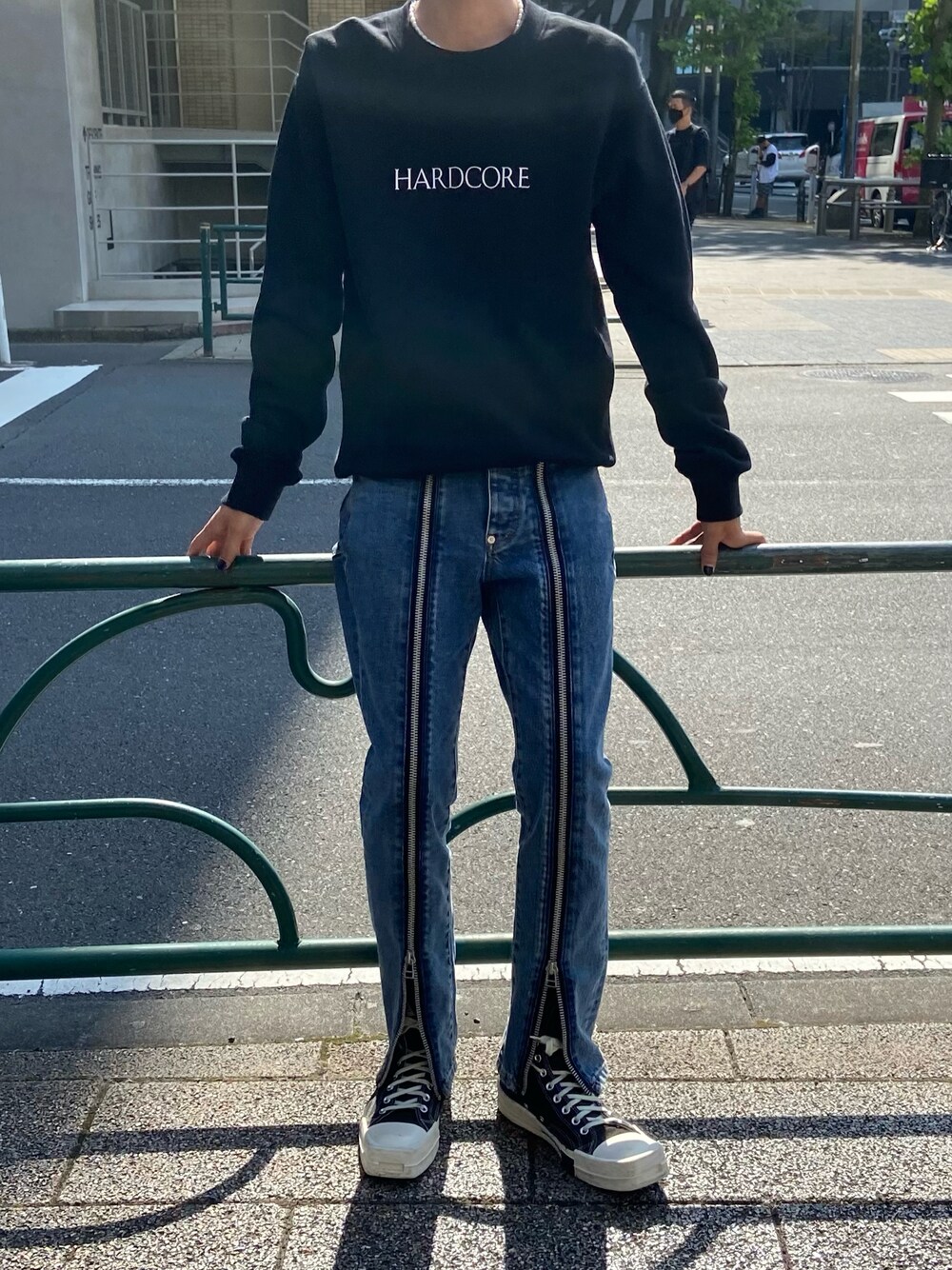 「JOHN LAWRENCE SULLIVAN、ストリート、モードストリート、スウェット、デニム、デニムパンツ、フレアデニム、キレイめ、リラックススタイル、秋のコーデ、ROYAL FLASH」｜「JOHN LAWRENCE SULLIVANのアイテム（デニムパンツ、その他）」を使った、ゆうきさん（メンズ・174cm）の秋コーディネートの1枚目の写真