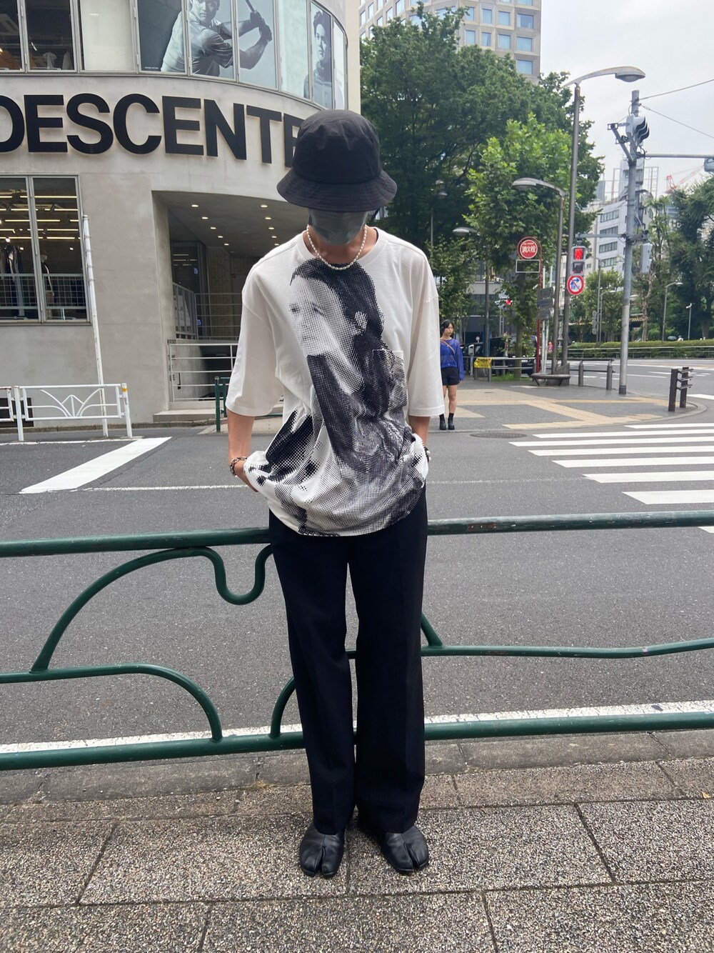 「TAKAHIROMIYASHITA The SoloIst.、LAD MUSICIAN、Maison Margiela、キレイめ、シンプル、休日スタイル、夏コーデ、オーバーサイズ、ビックシルエット、モノトーン、ROYAL FLASH」｜「TAKAHIROMIYASHITATheSoloIst.のアイテム（Tシャツ/カットソー、ホワイト系）」を使った、ゆうきさん（メンズ・174cm）の夏コーディネートの1枚目の写真