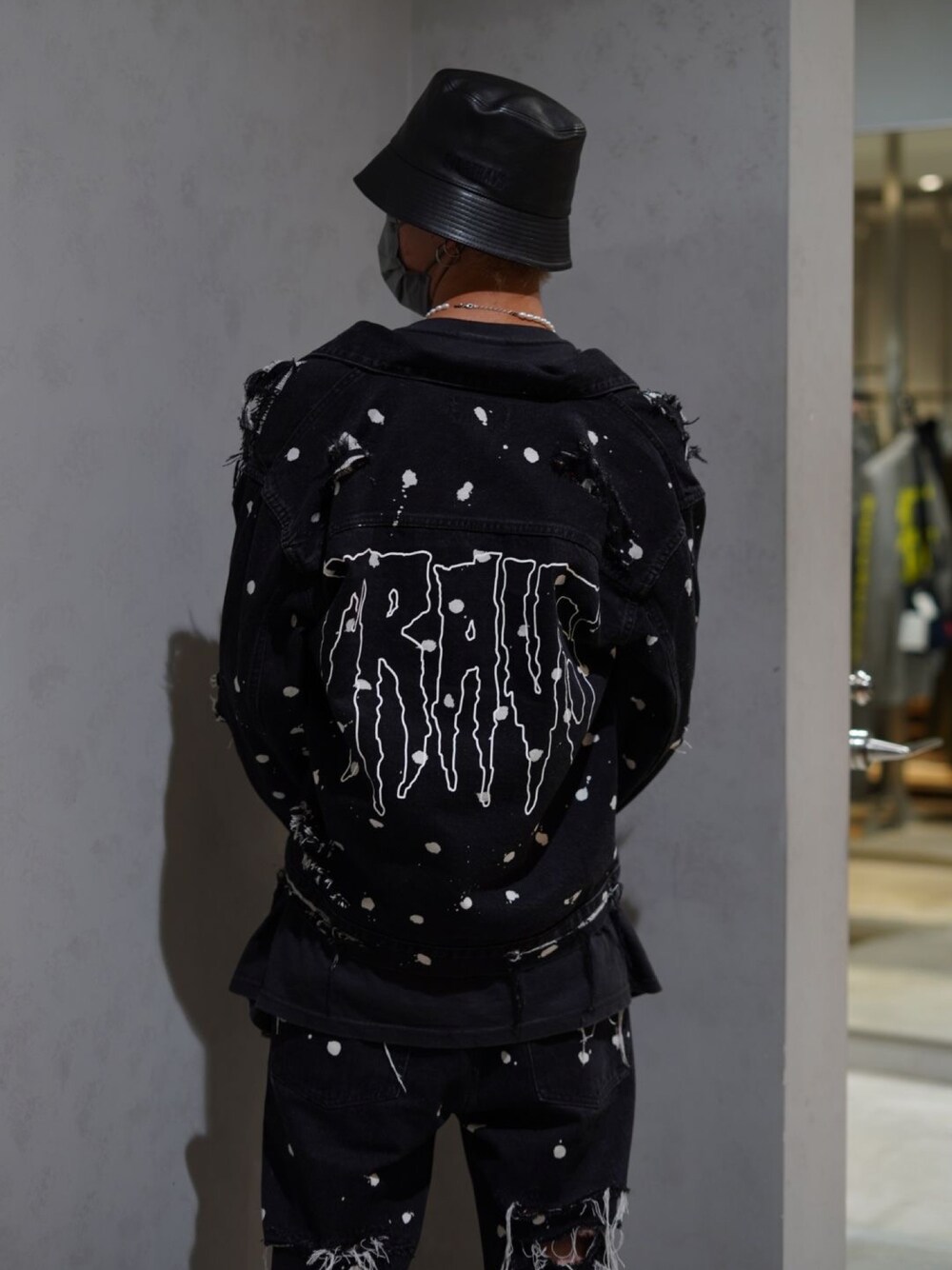 「travs、カジュアルコーデ、デニム、デニムジャケット、セットアップ、ストリート、バケットハット、アメカジ、ストリートコーデ、ROYAL FLASH」｜「ROYAL FLASHのアイテム（デニムジャケット、ブラック系）」を使った、ゆうきさん（メンズ・174cm）の夏コーディネートの1枚目の写真