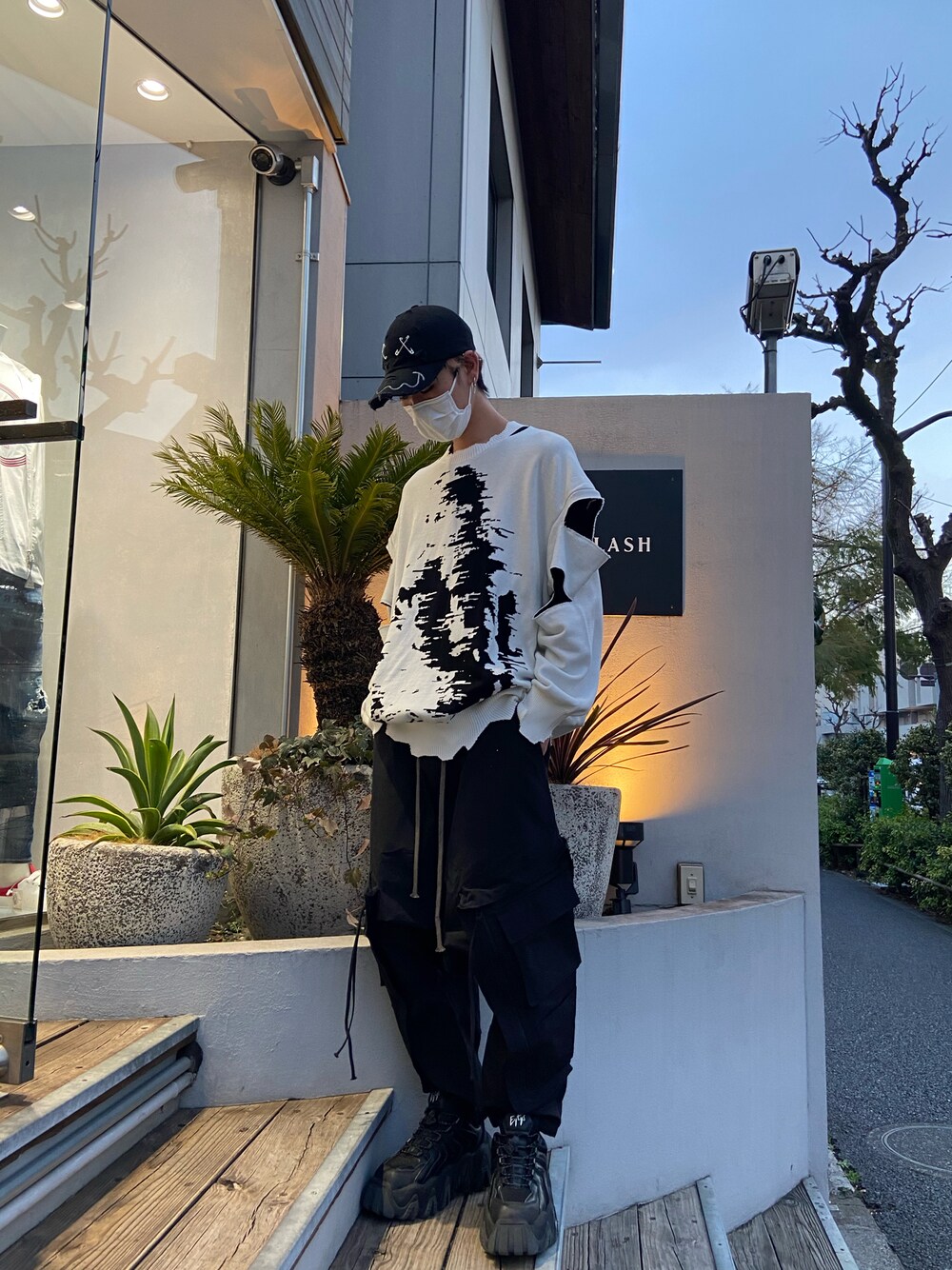 「TAKAHIROMIYASHITA The SoloIst.、ソロイスト、カーゴパンツ、ワイドパンツ、ニット、シンプル、モノトーン、ストリート、春、キレイめ」｜「TAKAHIROMIYASHITATheSoloIst.のアイテム（ニット/セーター、ホワイト系）」を使った、ゆうきさん（メンズ・174cm）の春コーディネートの1枚目の写真