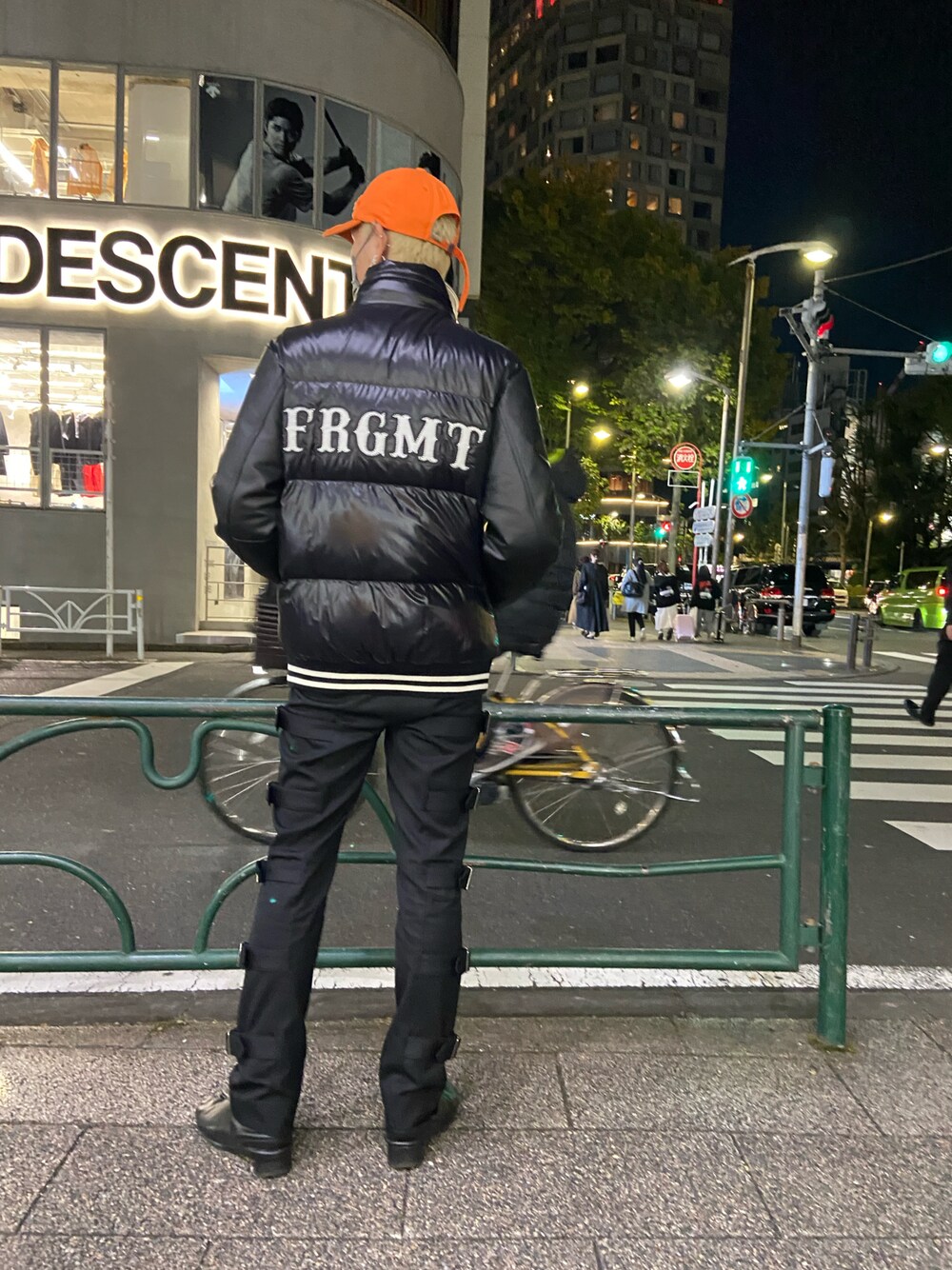 「MONCLER、MONCLER FRAGMENT、ROYAL FLASH」｜「MONCLERのアイテム（ジャケット/アウター、ブラック系）」を使った、ゆうきさん（メンズ・174cm）の秋コーディネートの1枚目の写真