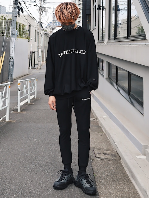 モンクレールTシャツジャケットパンツバッグに合うスニーカー モンクレールTシャツジャケットパンツスニーカーに合うシャツ