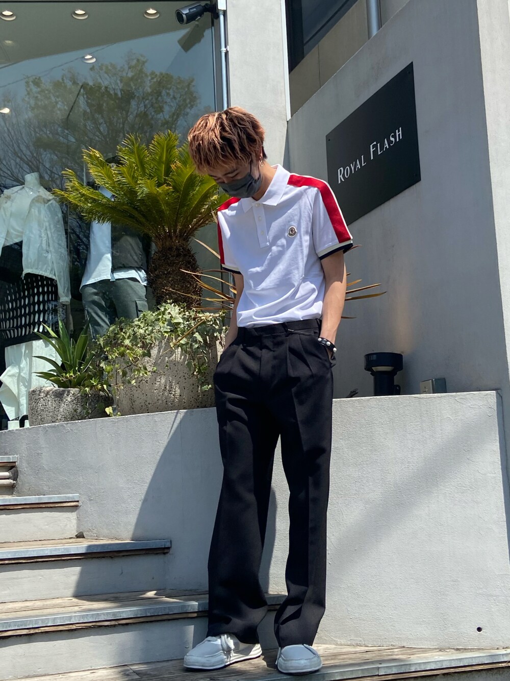 「MONCLER、LAD MUSICIAN、ミハラヤスヒロ(MIHARAYASUHIRO)、MIHARAYASUHIRO、ポロシャツ、スラックス、フレアパンツ、シンプルコーデ、ROYAL FLASH、きれいめカジュアル」｜「MONCLERのアイテム（ポロシャツ、ホワイト系）」を使った、ゆうきさん（メンズ・174cm）の春コーディネートの1枚目の写真