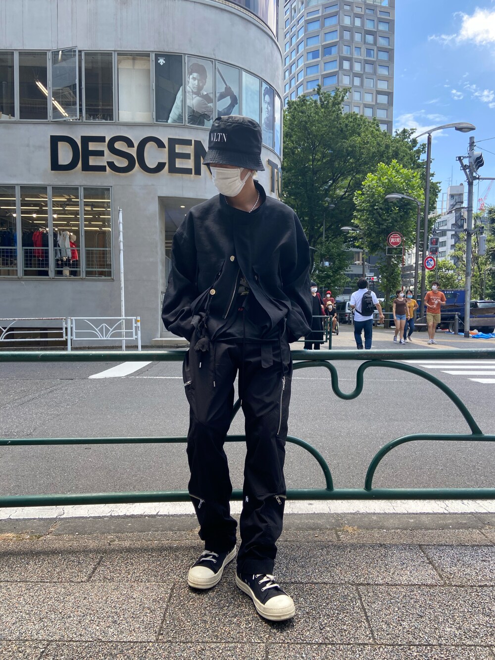 「valentino、BED J.W FORD、BED J.W. FORD、phingerin、RICK OWENS、オールブラック、モード、ストリート、モードストリート、カーゴパンツ、ナイロンパンツ、いいね、save、フォローお願いします🤑、ROYAL FLASH」｜「BED J.W. FORDのアイテム（ジャケット/アウター、ブラック系）」を使った、ゆうきさん（メンズ・174cm）の夏コーディネートの1枚目の写真