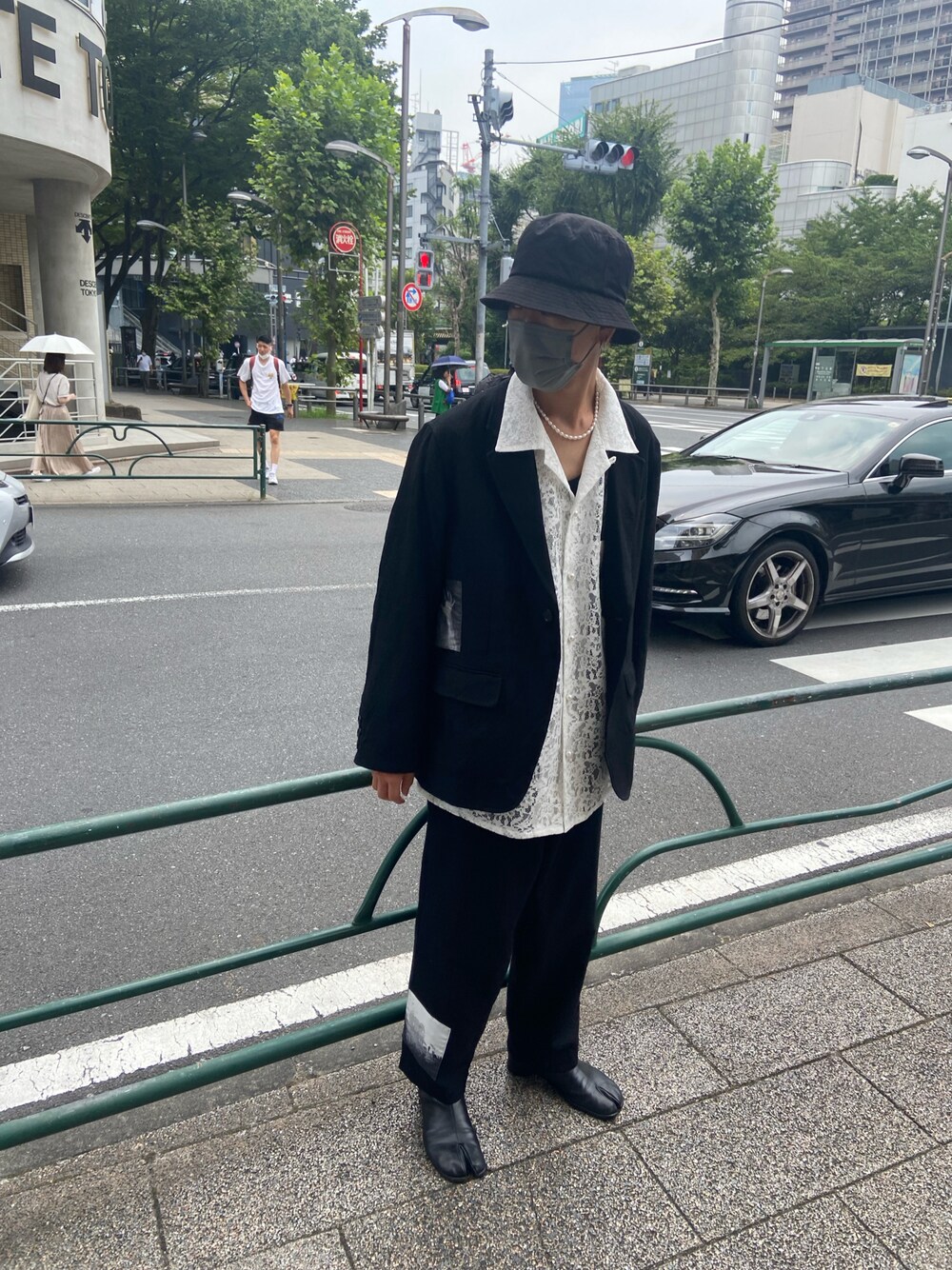 「undercover、セットアップ、ワイドパンツ、ワイドスラックス、ブラック、ブラックコーデ、モノトーン、モード、キレイめ、休日スタイル、ハット、ROYAL FLASH」｜「ROYAL FLASHのアイテム（シャツ/ブラウス、ホワイト系）」を使った、ゆうきさん（メンズ・174cm）の夏コーディネートの1枚目の写真
