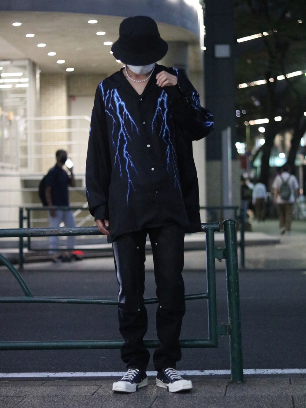 「el conductorh、JOHN LAWRENCE SULLIVAN、デニムパンツ、ストリート、オーバーサイズ、ビックシルエット、スニーカー、ストリートコーデ」｜「el conductorのアイテム（シャツ/ブラウス、ブラック系）」を使った、ゆうきさん（メンズ・174cm）の秋コーディネートの1枚目の写真