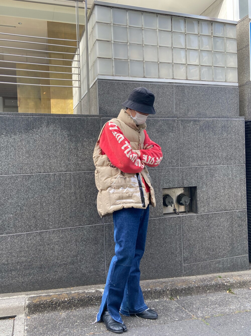 「Y-3、saint michael、TAKAHIROMIYASHITA The SoloIst.、seven by seven、Maison Margiela、ストリート、大人カジュアル、春アウター、大人コーデ、春服、ラフ、フレアパンツ、ROYAL FLASH」｜「Y-3のY-3 BUCKET HAT（ハット、ブラック系）」を使った、ゆうきさん（メンズ・174cm）の春コーディネートの1枚目の写真