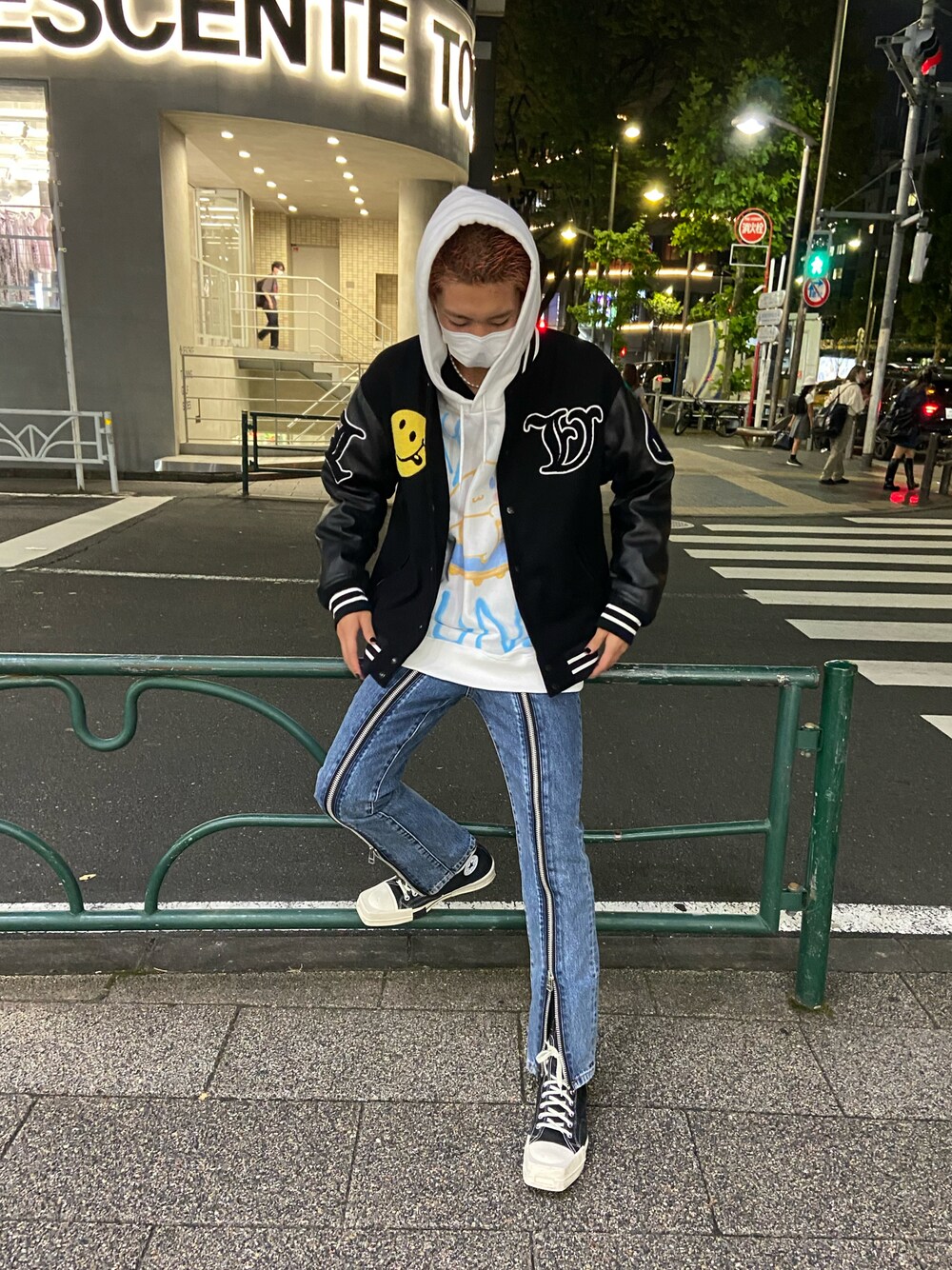 「ROYAL FLASH、今日のコーデ、GUERNIKA、JOHN LAWRENCE SULLIVAN、STUD MUFFIN、スタジャン、ストリート、オトナカジュアル、オーバーサイズ、ビックシルエット、きれいめカジュアル」｜「JOHN LAWRENCE SULLIVANのアイテム（デニムパンツ、その他）」を使った、ゆうきさん（メンズ・174cm）の秋コーディネートの1枚目の写真