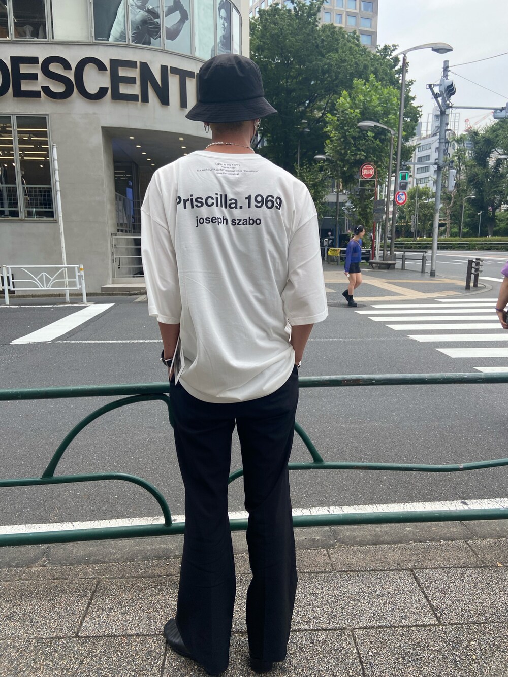 「TAKAHIROMIYASHITA The SoloIst.、LAD MUSICIAN、シンプル、休日スタイル、夏コーデ、キレイめ、白Tシャツ、スラックス、フレアパンツ、ROYAL FLASH」｜「TAKAHIROMIYASHITATheSoloIst.のアイテム（Tシャツ/カットソー、ホワイト系）」を使った、ゆうきさん（メンズ・174cm）の夏コーディネートの1枚目の写真
