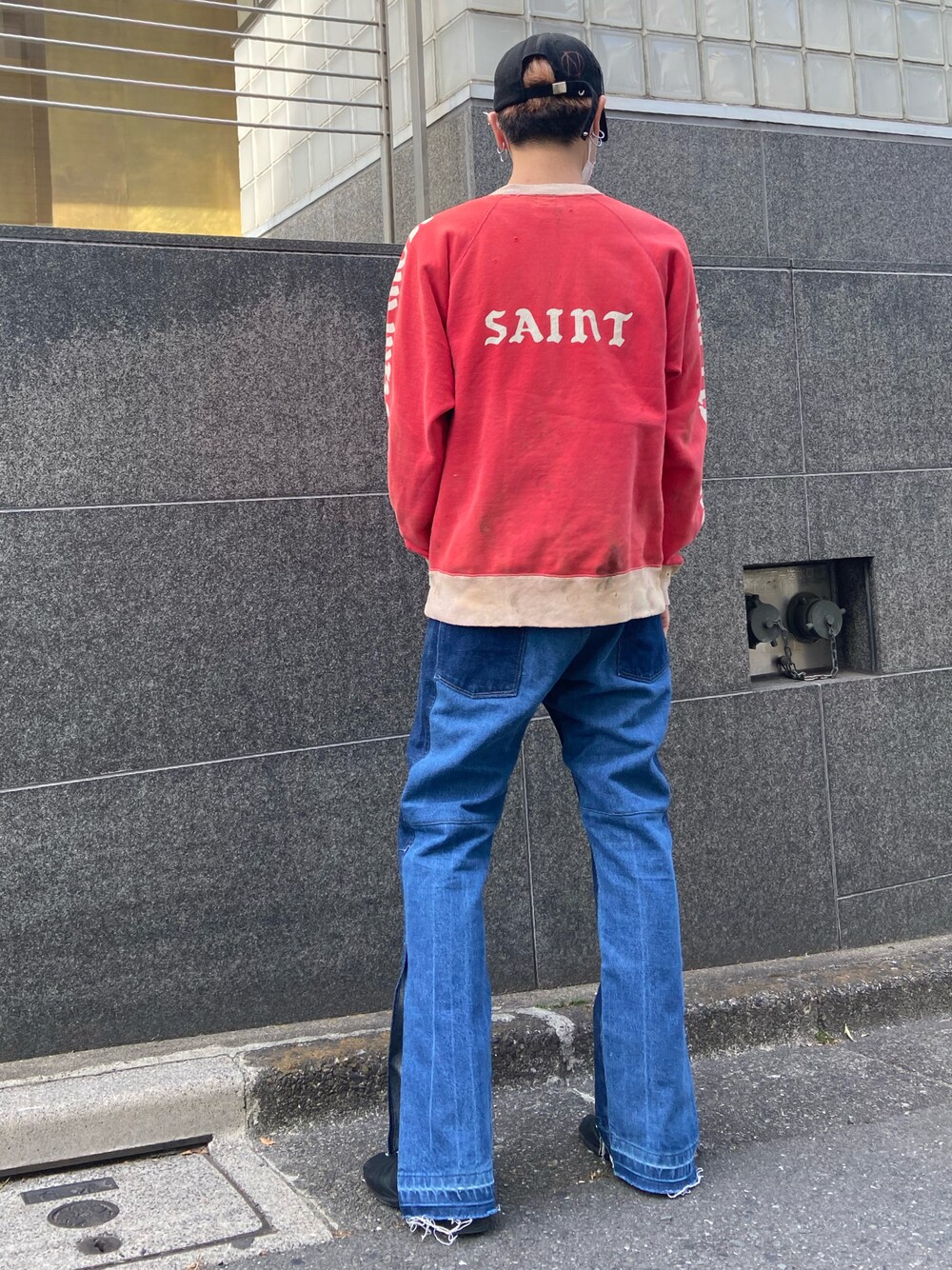 「saint michael、seven by seven、Maison Margiela、春服、デニムコーデ、デニム、ブーツカットパンツ、ストリート、ラフ、休日コーデ、革靴、アメカジ、ROYAL FLASH」｜「ROYAL FLASHのアイテム（スウェット、レッド系）」を使った、ゆうきさん（メンズ・174cm）の春コーディネートの1枚目の写真