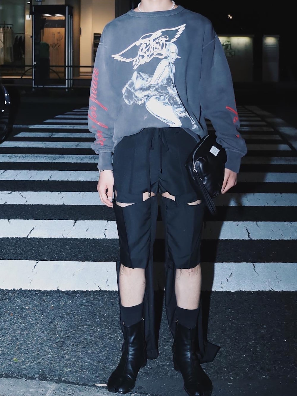 「saint michael、SAINT M××××××、SORAYAMA、TAKAHIROMIYASHITA The SoloIst.、Maison Margiela、足袋ブーツ、モードストリート、モード、ストリート、ROYAL FLASH」｜「ROYAL FLASHのアイテム（スウェット、ブラック系）」を使った、ゆうきさん（メンズ・174cm）の春コーディネートの1枚目の写真