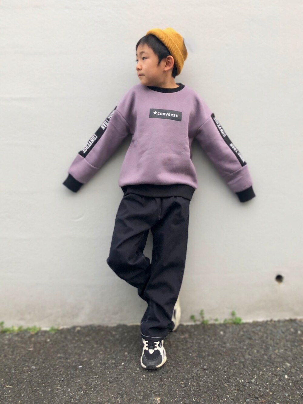 「男の子、冬コーデ、ニット帽、キッズコーデ、カジュアル、ロゴスウェット、コンバース、MPS、裏起毛スウェット」｜「CONVERSEのアイテム（スウェット、パープル系）」を使った、haru🌸さん（キッズ・123cm）の冬コーディネートの1枚目の写真
