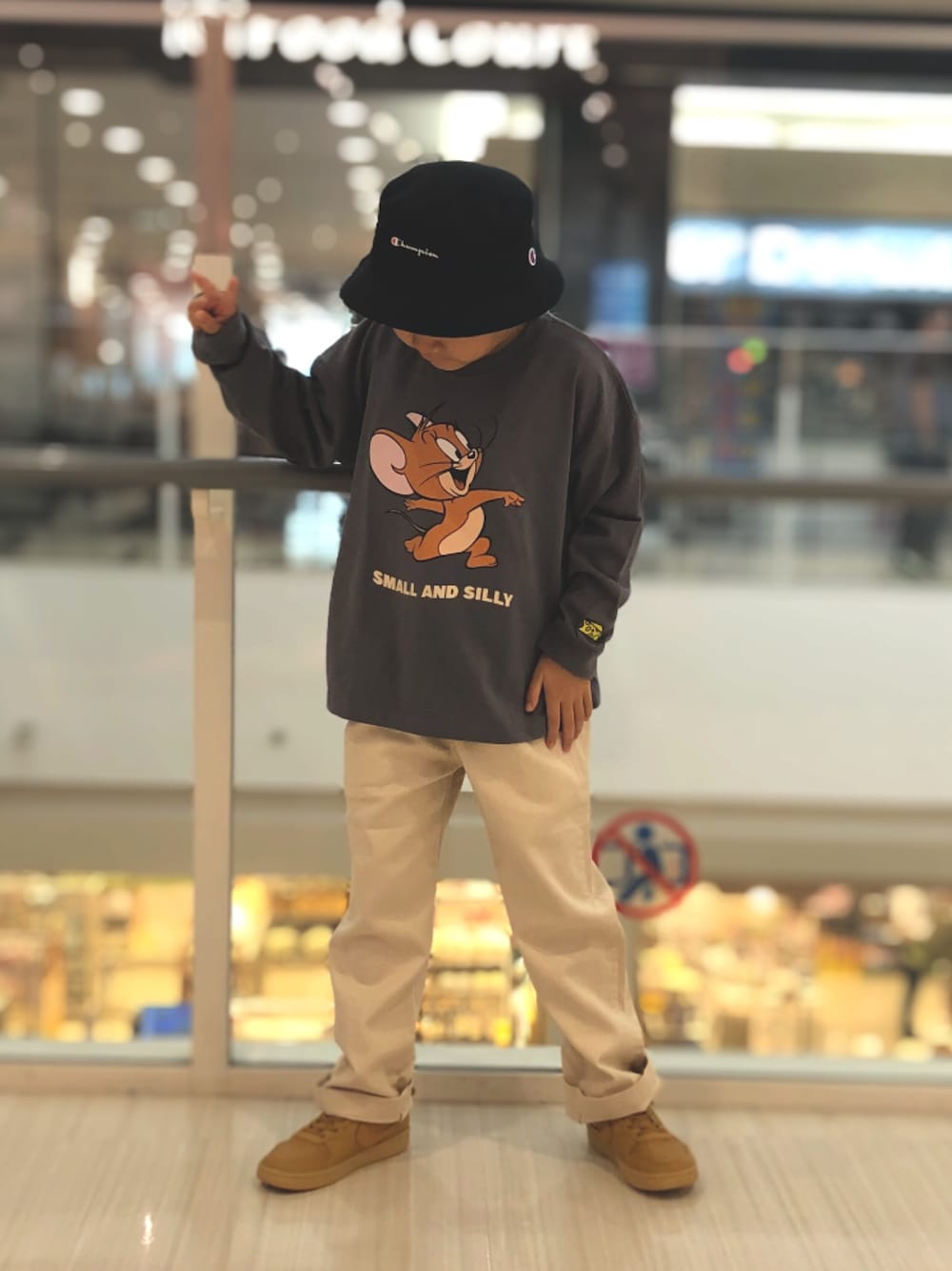 「キッズコーデ、トムとジェリー、キャラT、ホワイトパンツ、ハット、帽子」｜「MPSの【MPS】無地イージーテーパードパンツ（その他パンツ、ホワイト系）」を使った、haru🌸さん（キッズ・123cm）の秋コーディネートの1枚目の写真